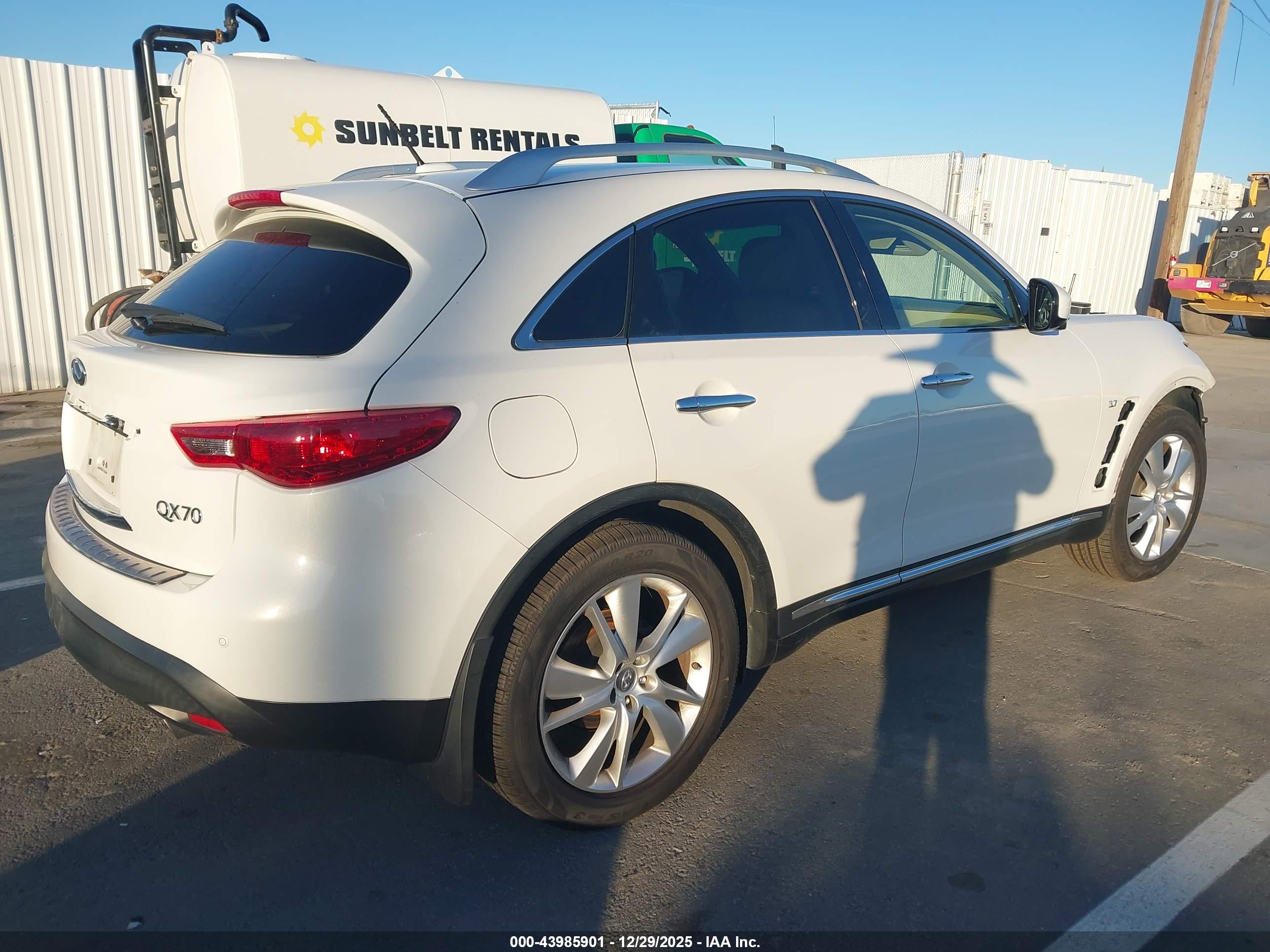 INFINITI QX70 image 4