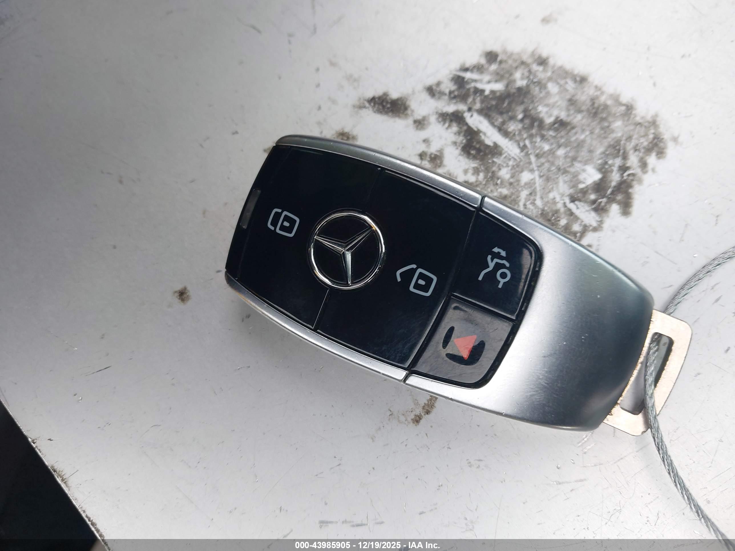 MERCEDES-BENZ E image 11