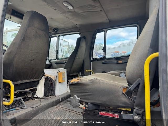 FREIGHTLINER MEDIUM image 5