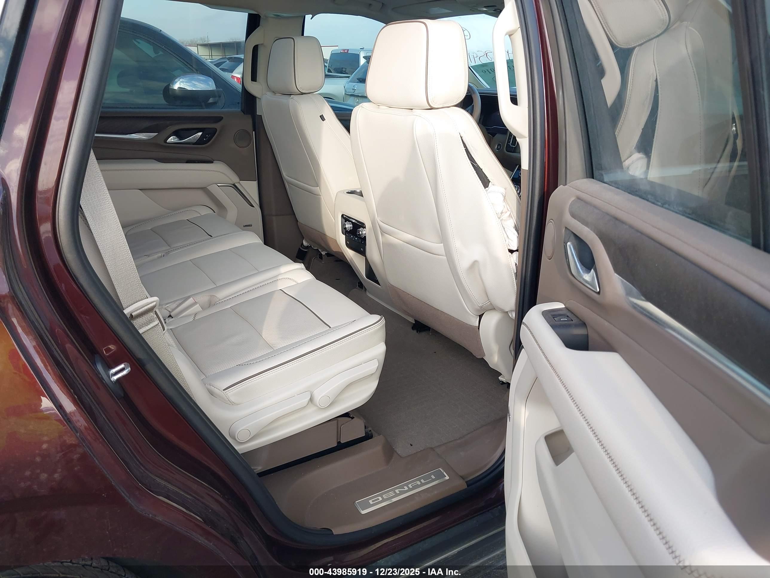 GMC YUKON image 8