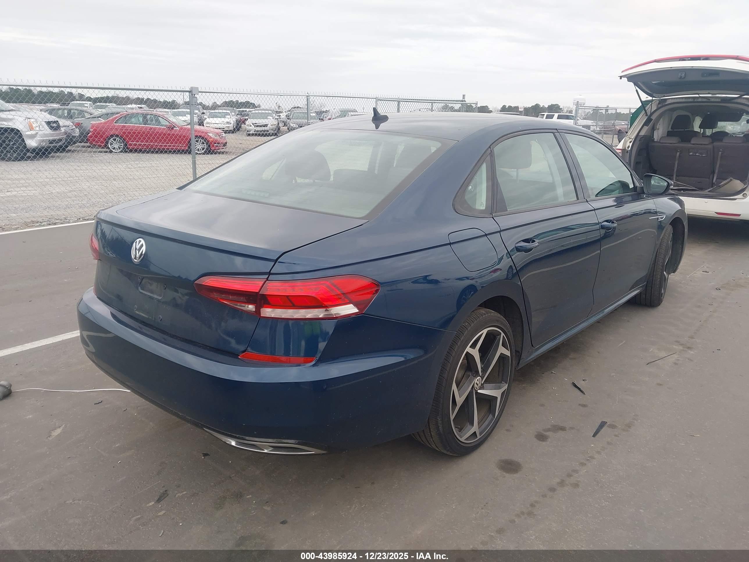 VOLKSWAGEN PASSAT image 4