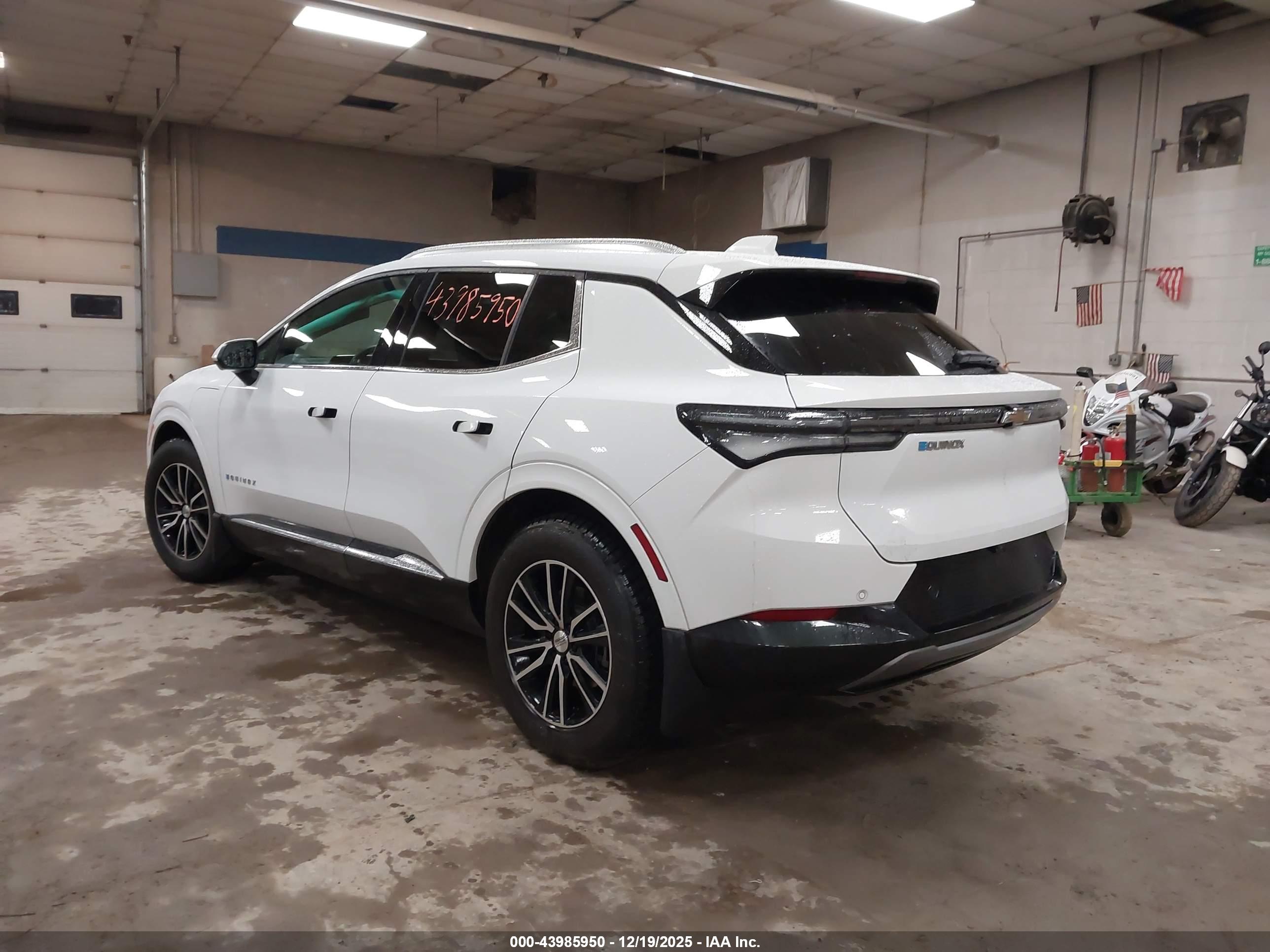 CHEVROLET EQUINOX image 3