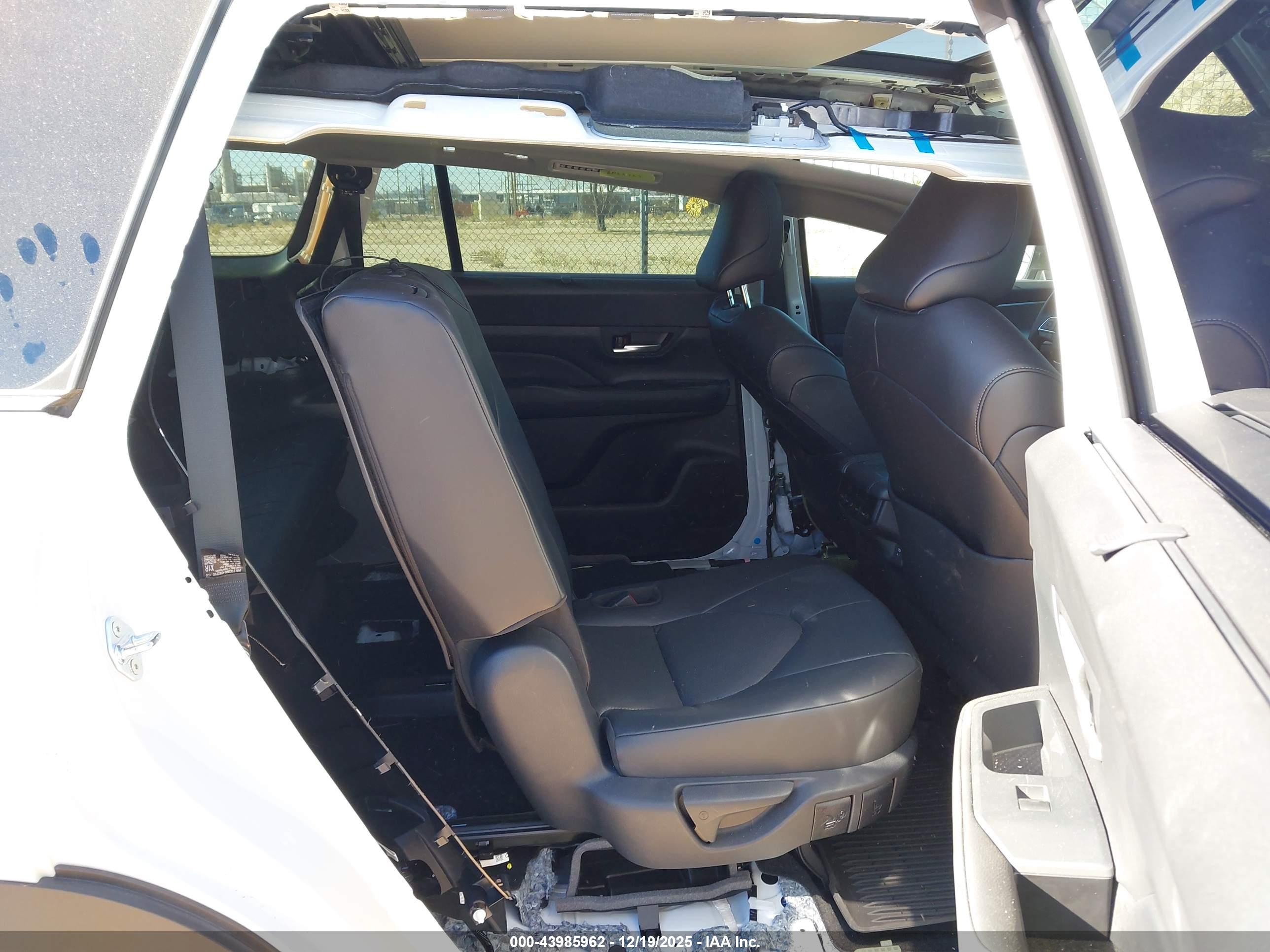 TOYOTA GRAND image 8