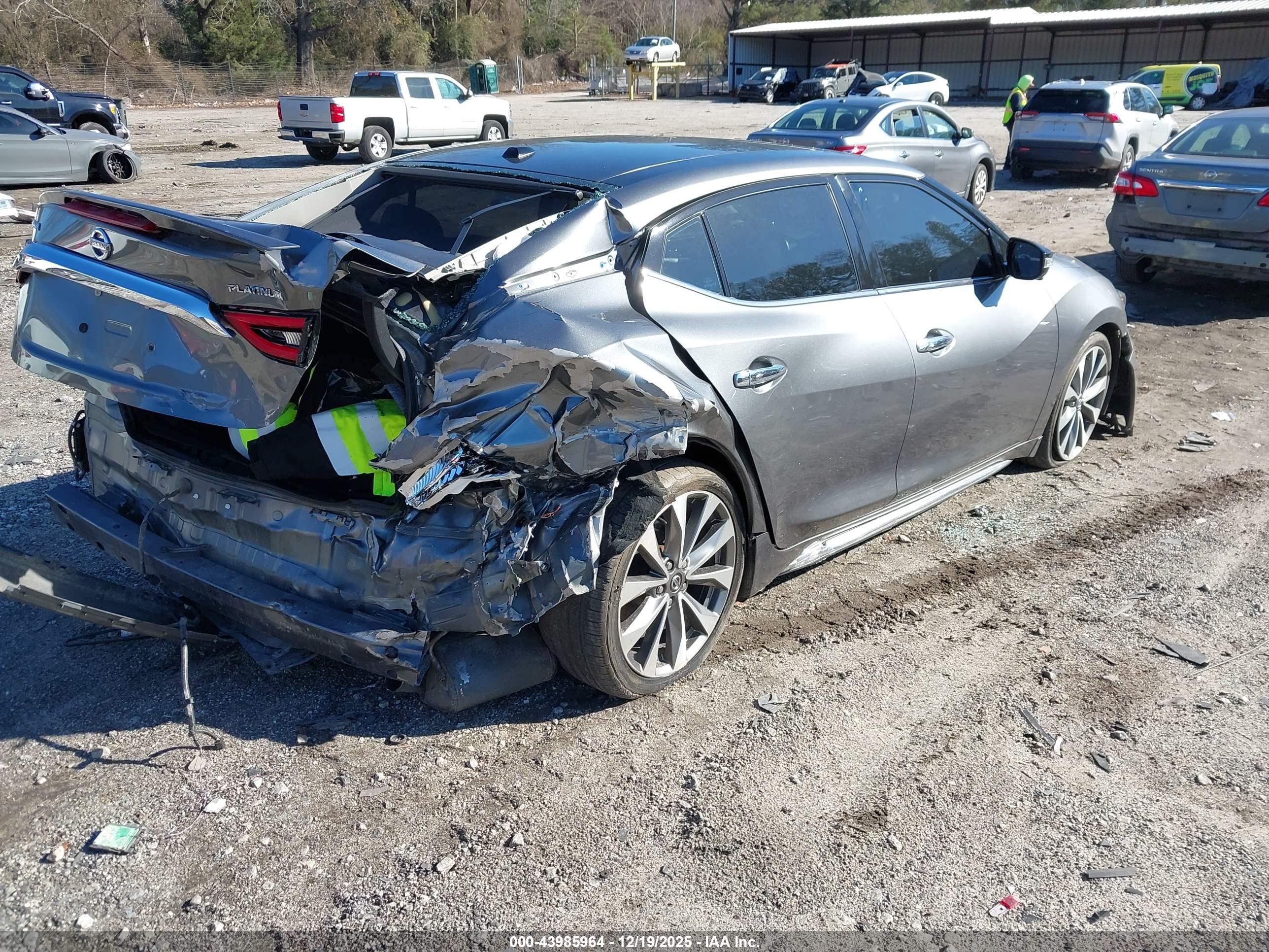 NISSAN MAXIMA image 4