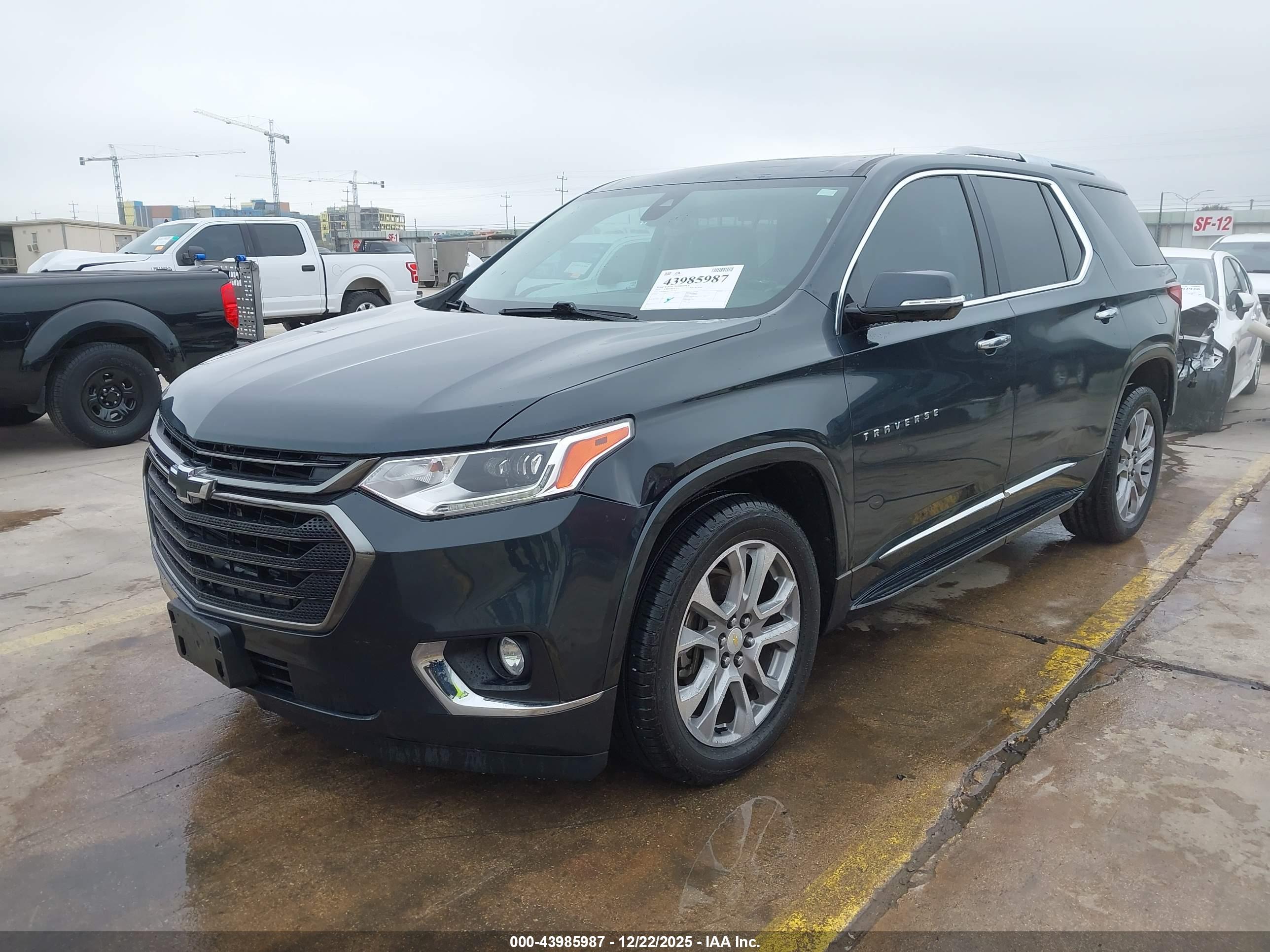 CHEVROLET TRAVERSE image 2