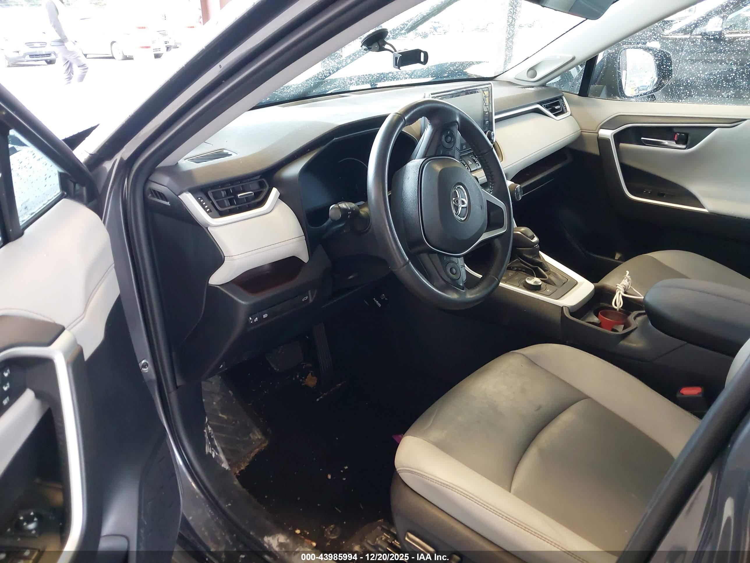 TOYOTA RAV4 image 5