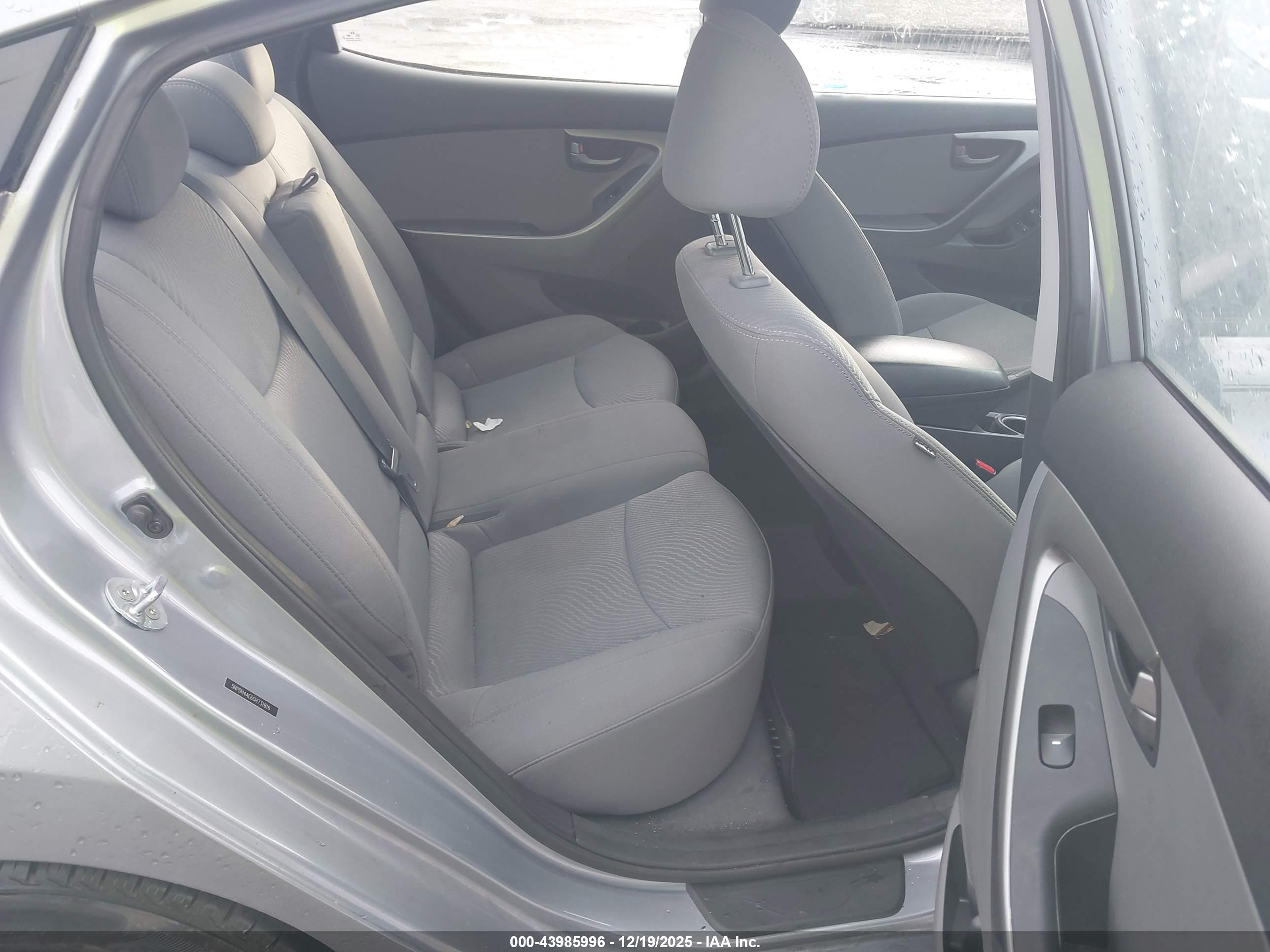 HYUNDAI ELANTRA image 8