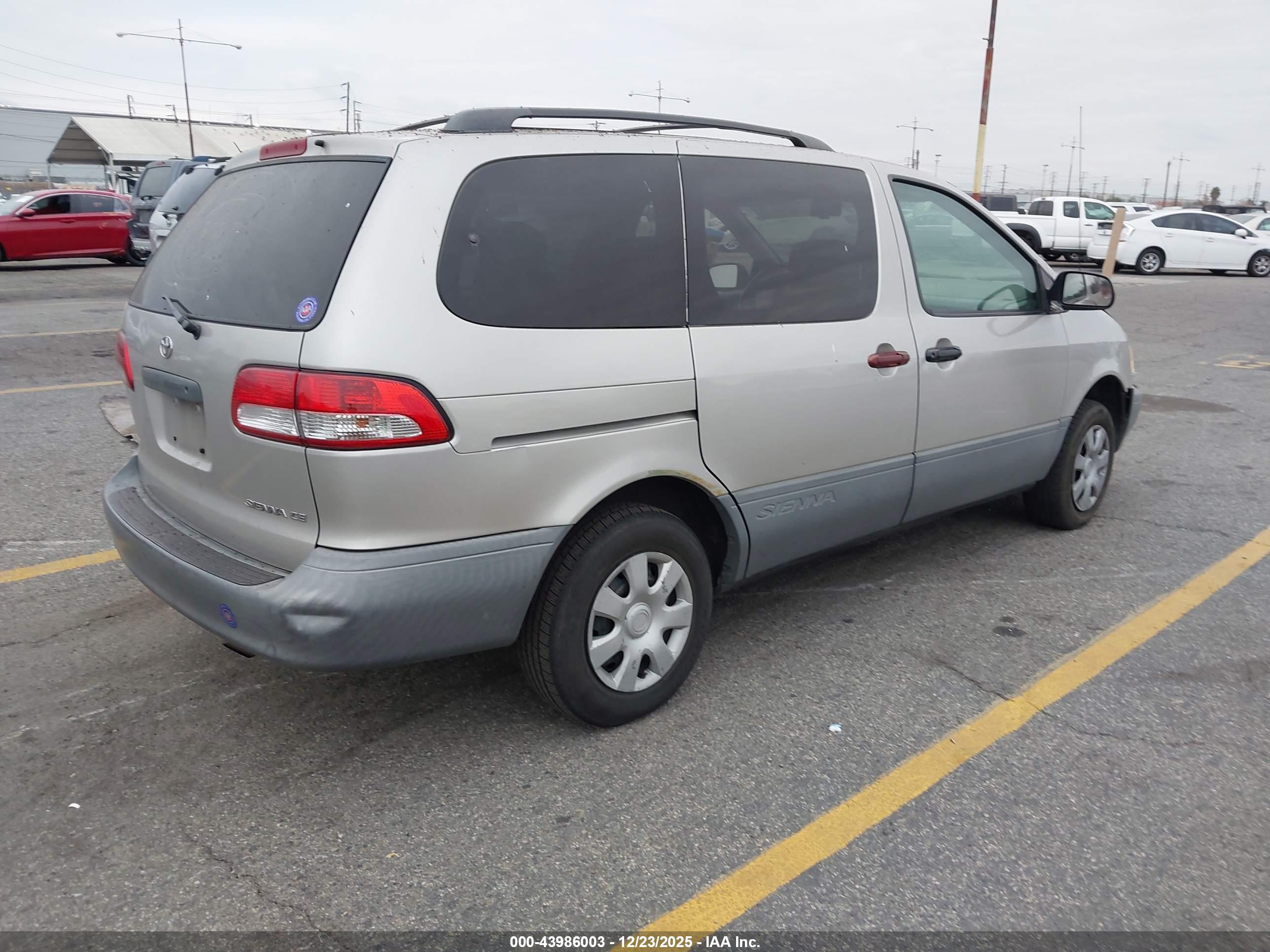 TOYOTA SIENNA image 4