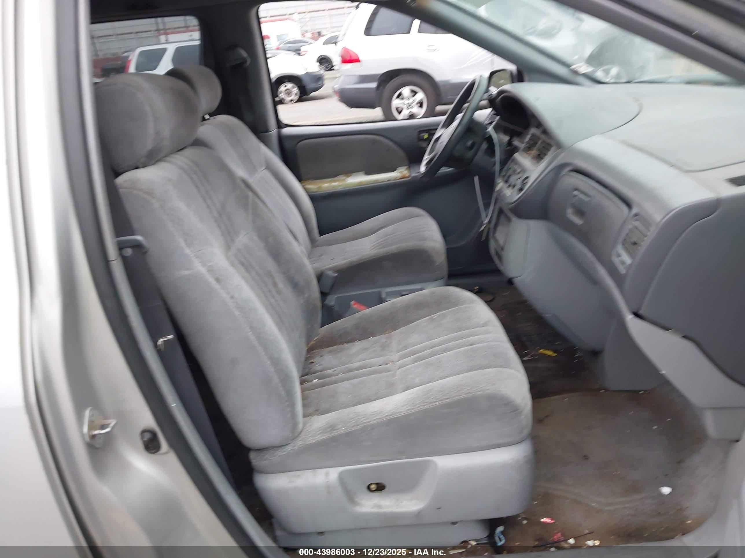 TOYOTA SIENNA image 5