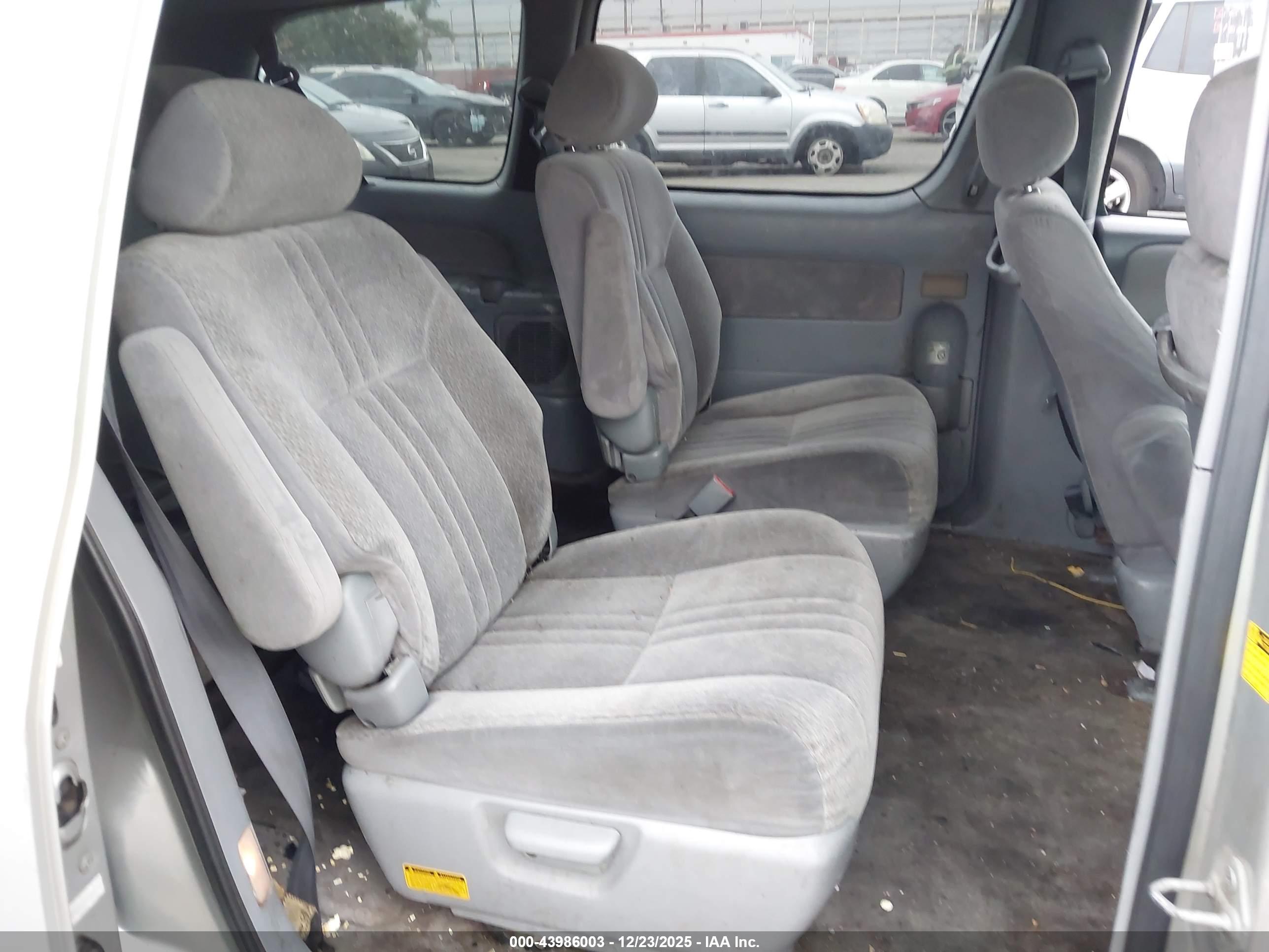 TOYOTA SIENNA image 8