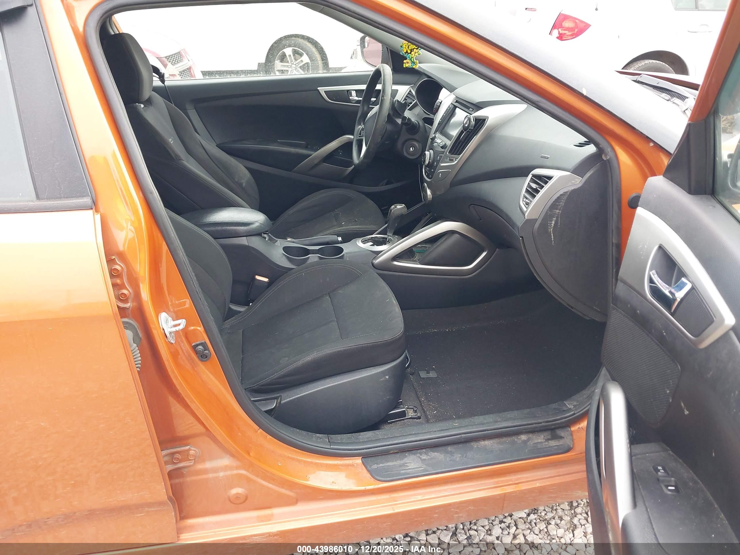 HYUNDAI VELOSTER image 5