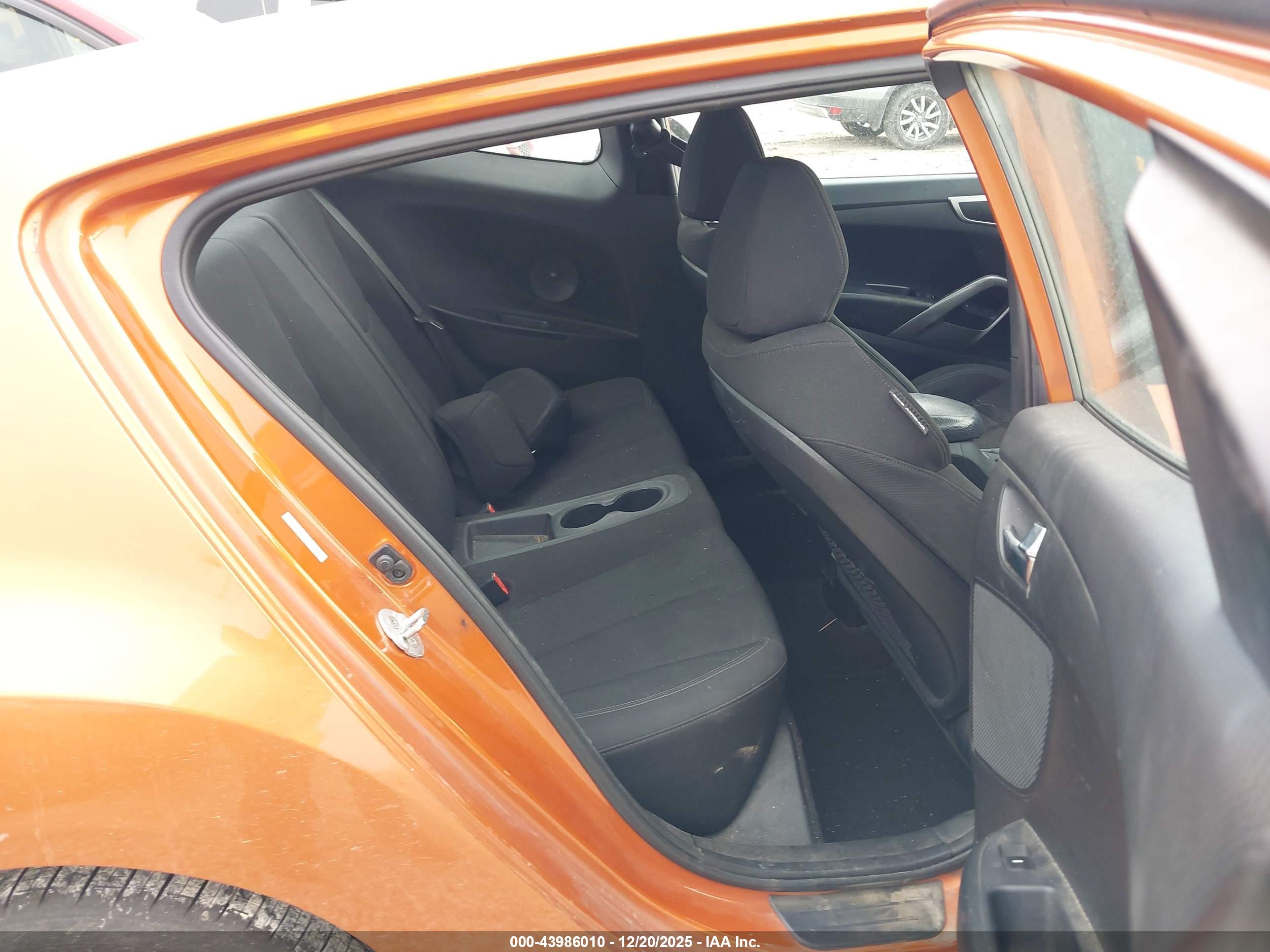 HYUNDAI VELOSTER image 8