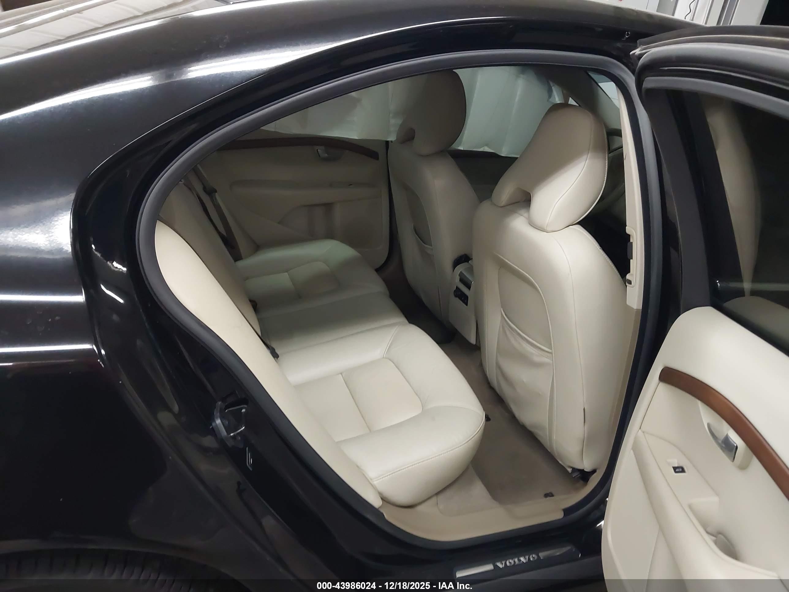 VOLVO S80 image 8