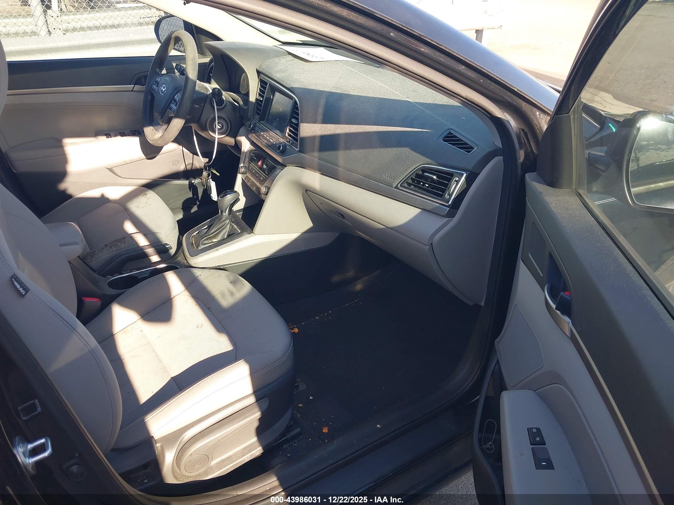 HYUNDAI ELANTRA image 5
