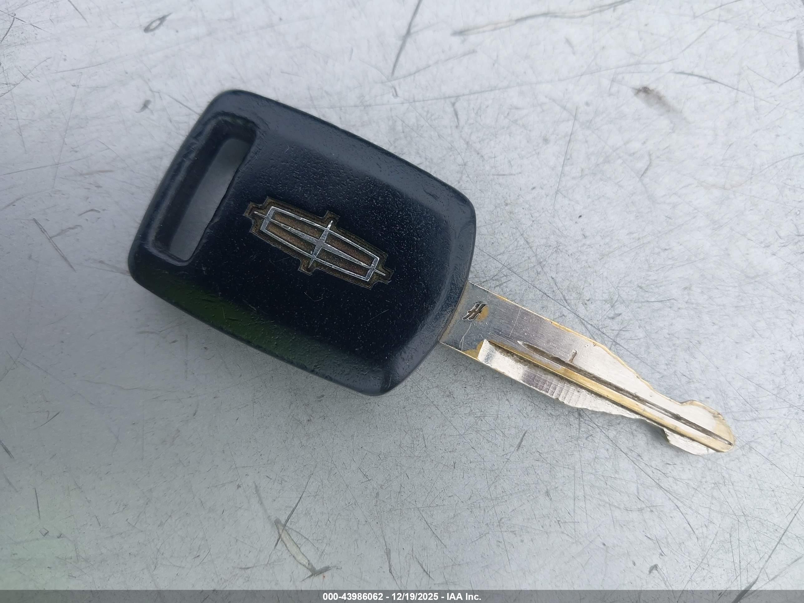 LINCOLN TOWN image 11