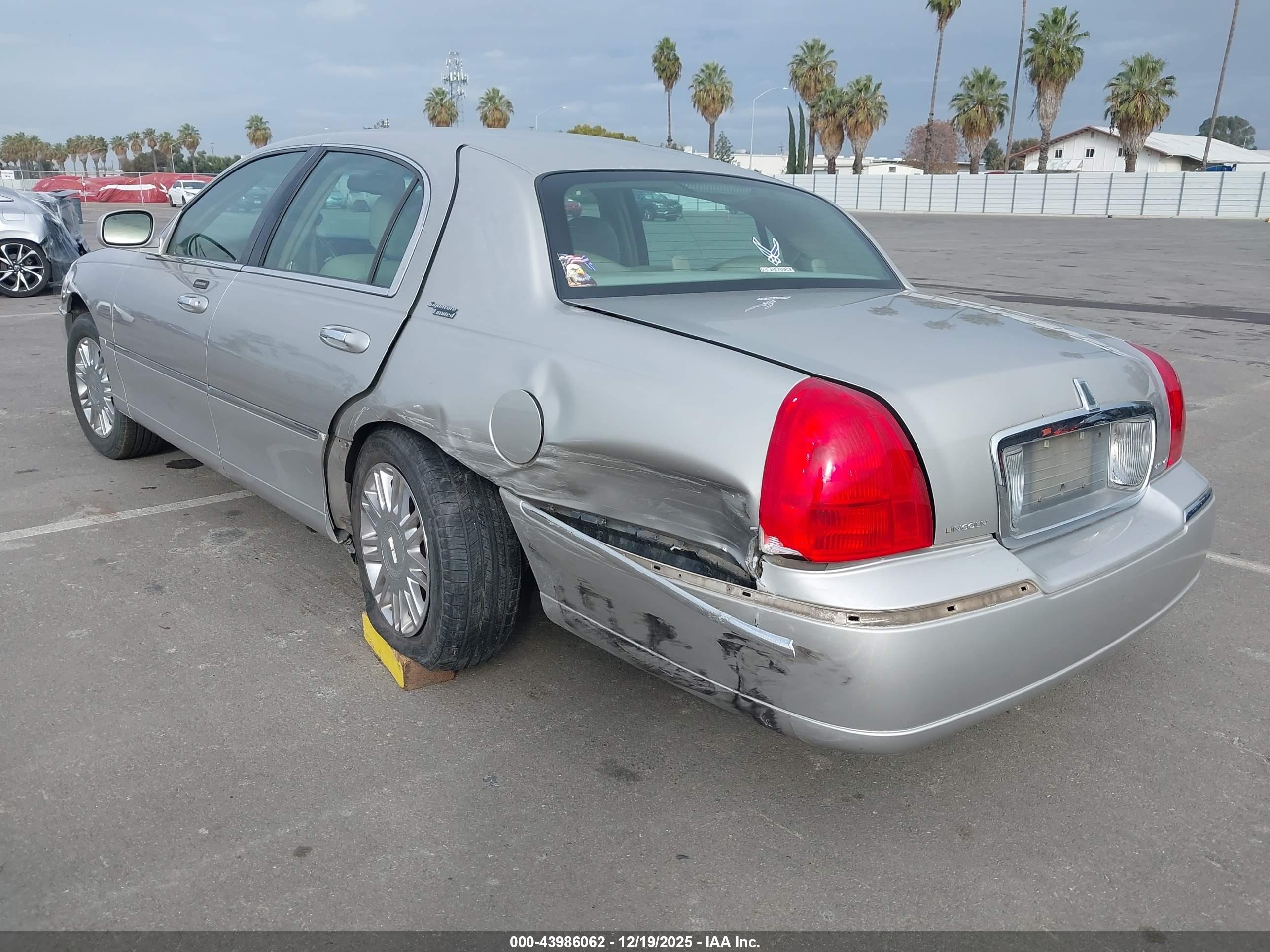 LINCOLN TOWN image 3