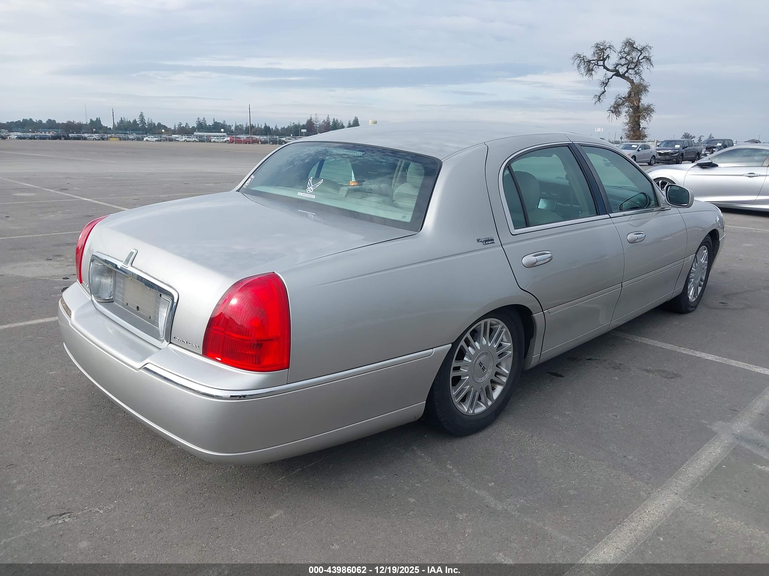 LINCOLN TOWN image 4