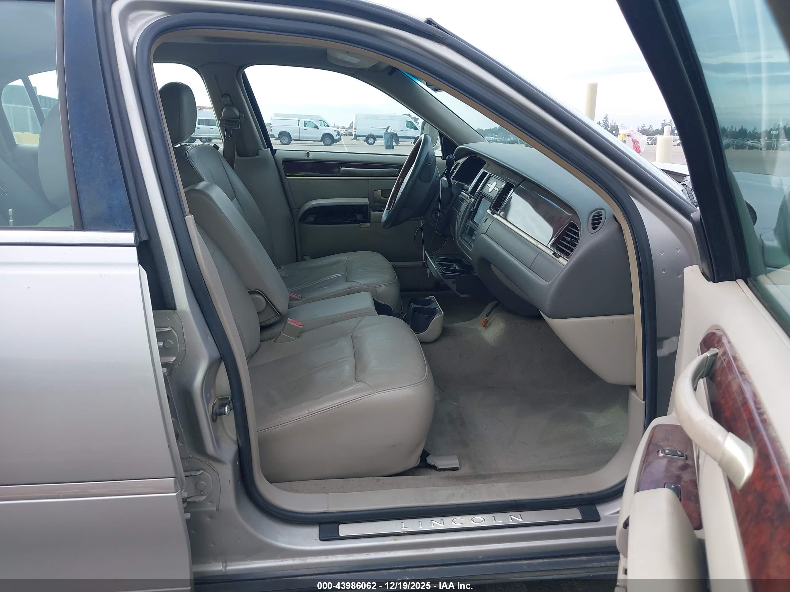 LINCOLN TOWN image 5