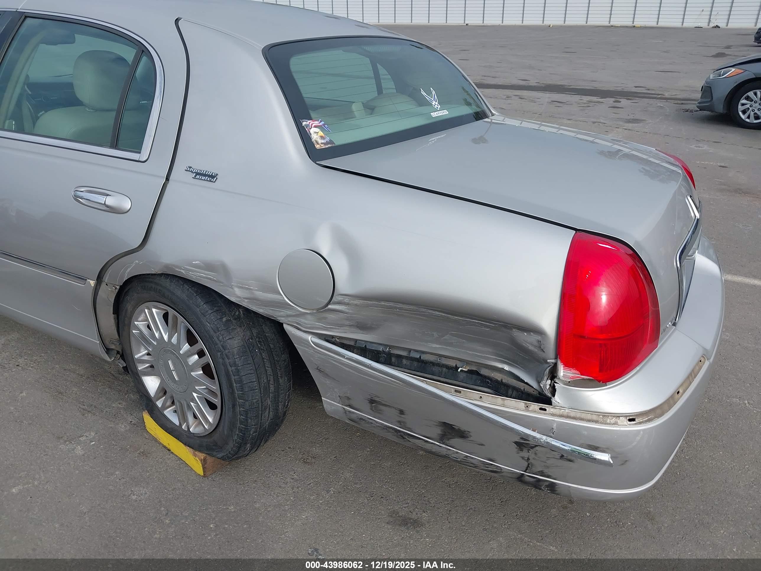 LINCOLN TOWN image 6
