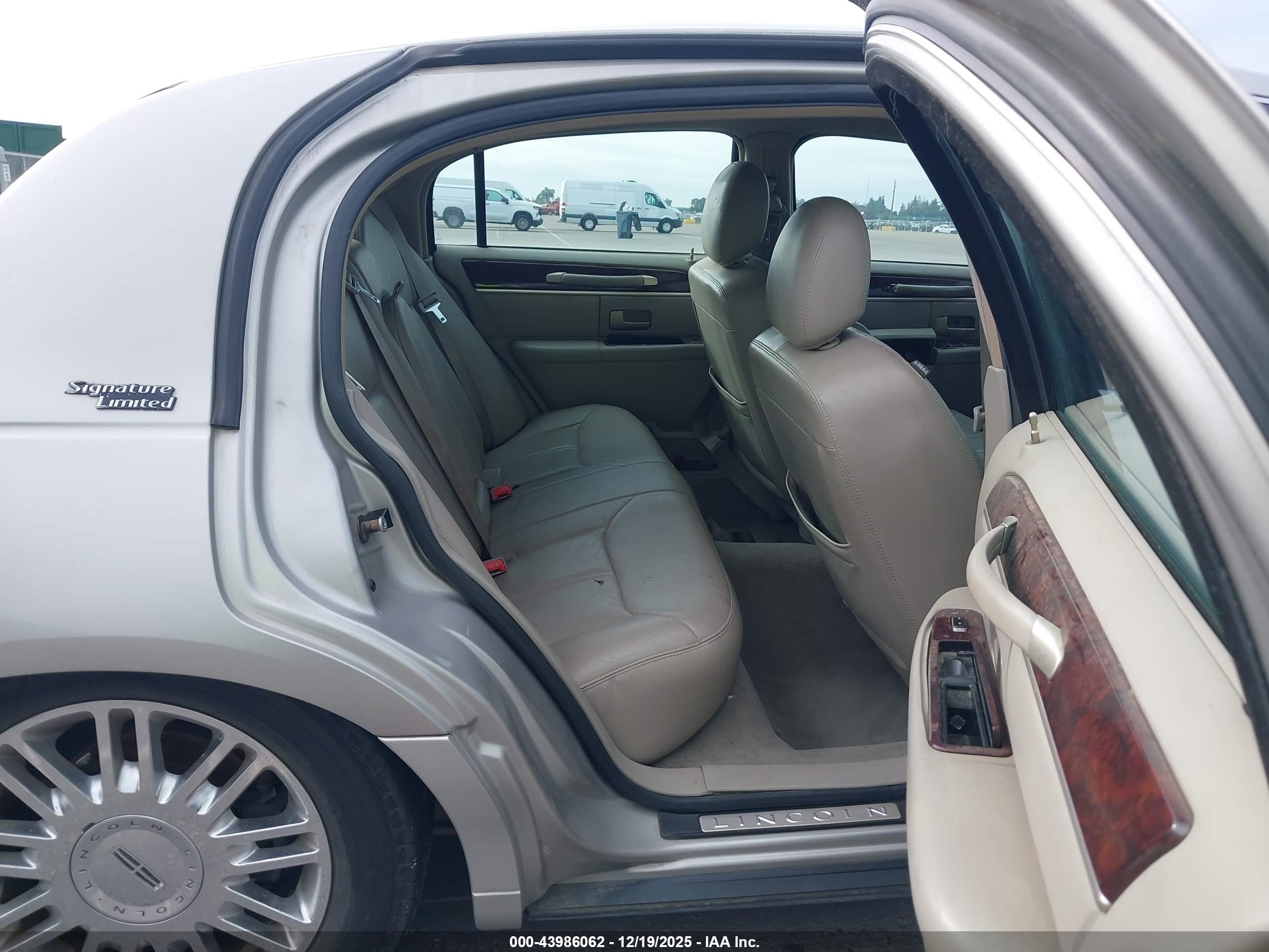 LINCOLN TOWN image 8