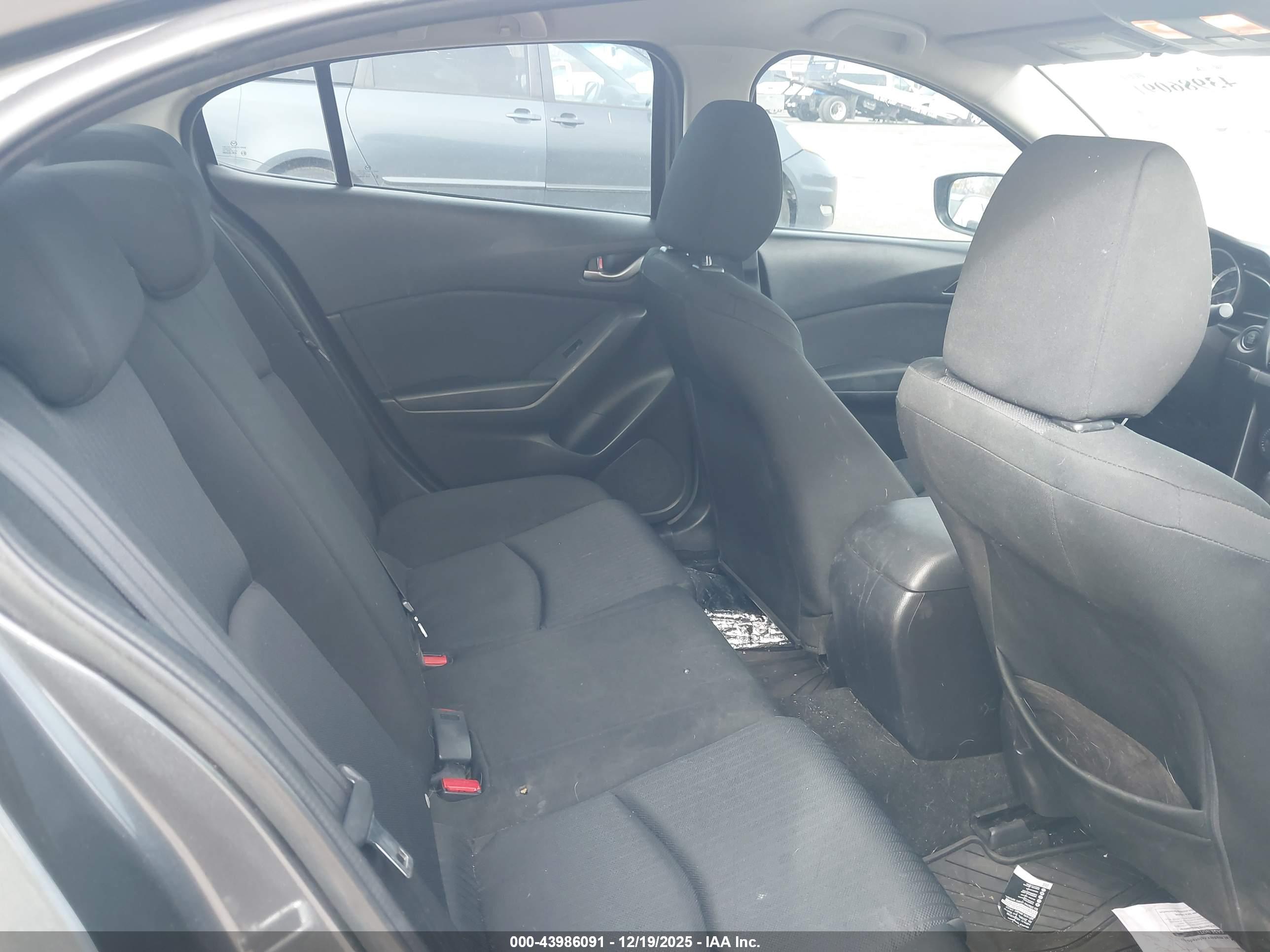 MAZDA MAZDA3 image 8