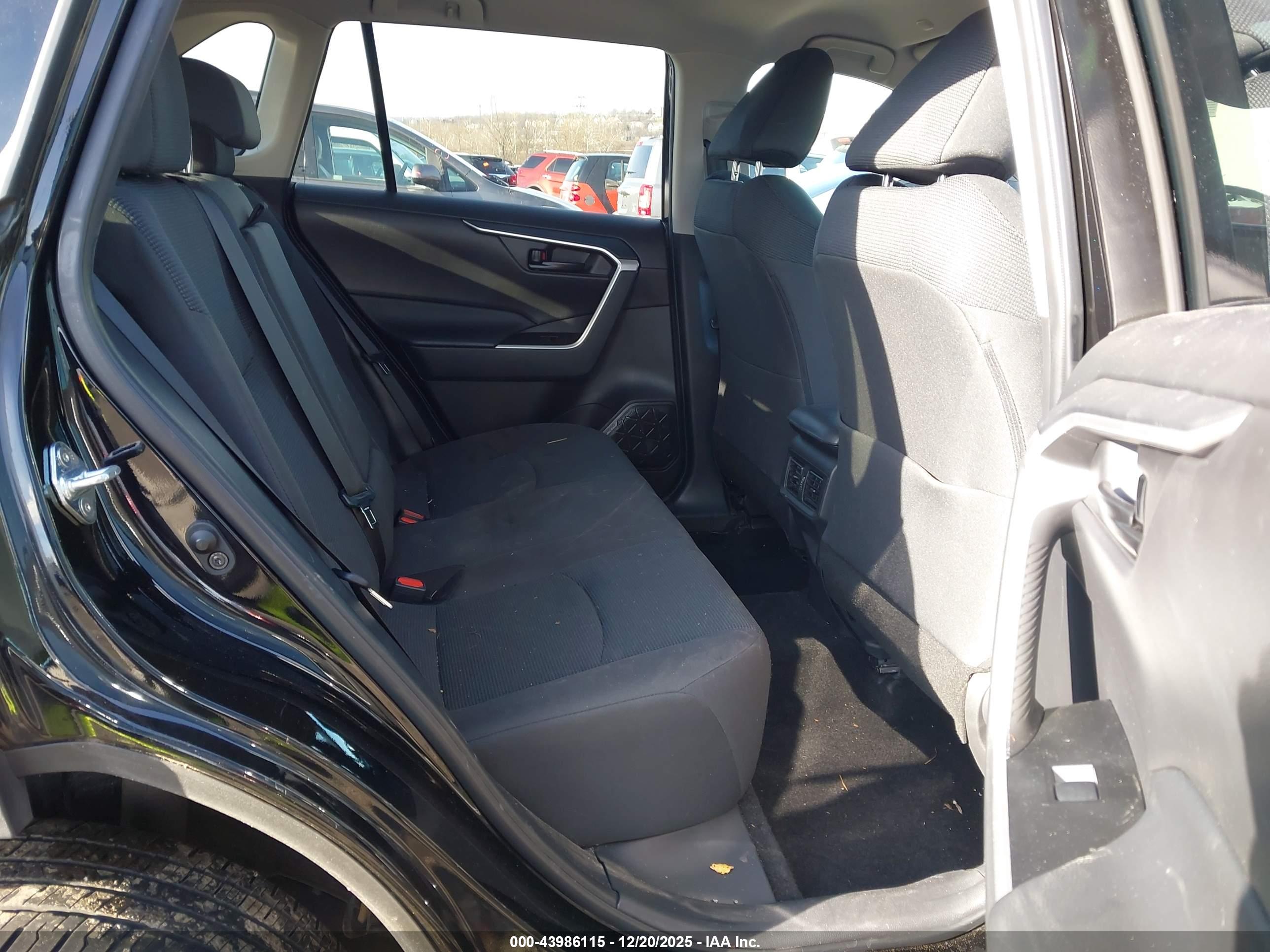 TOYOTA RAV4 image 8
