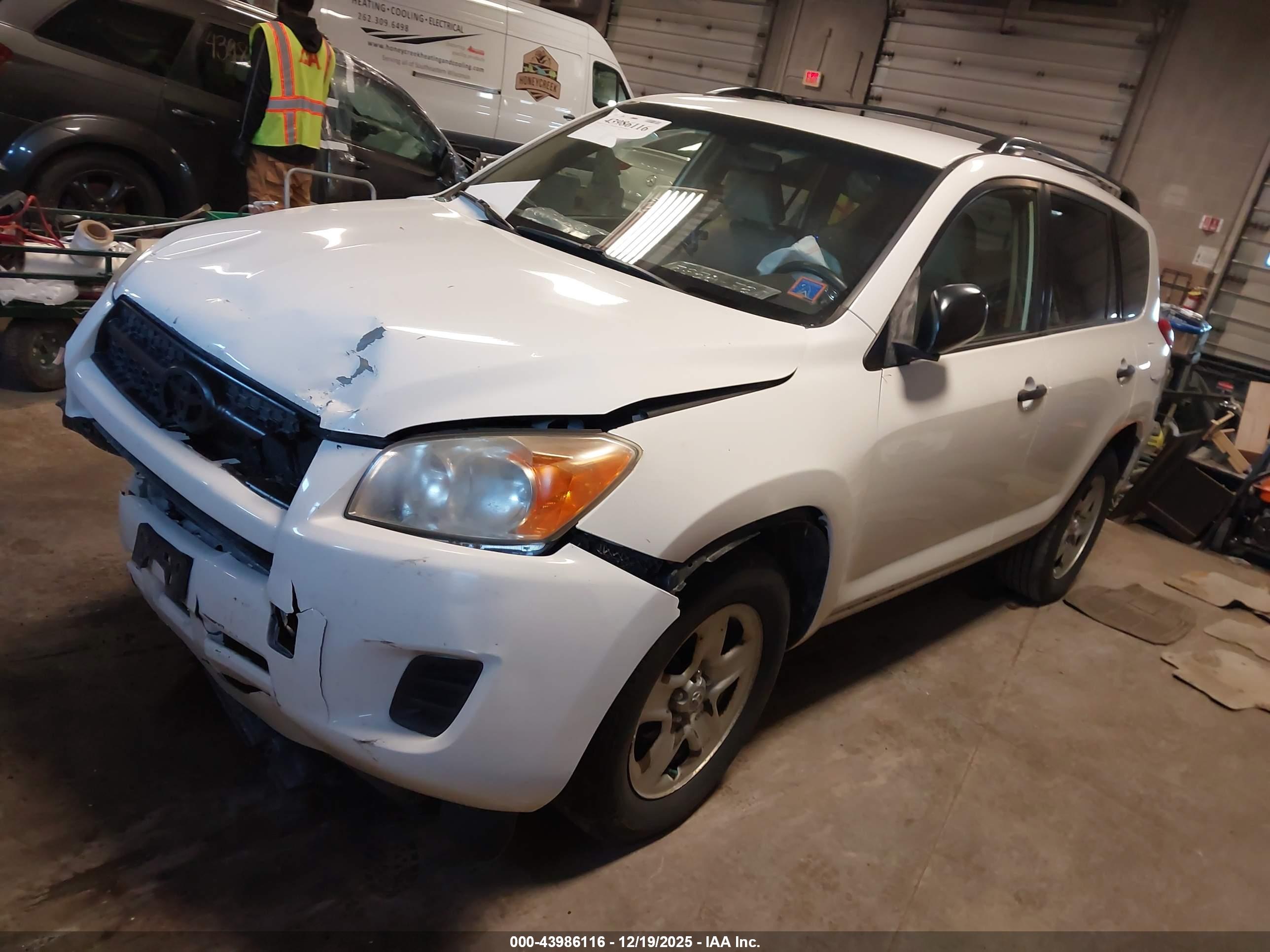 TOYOTA RAV4 image 2