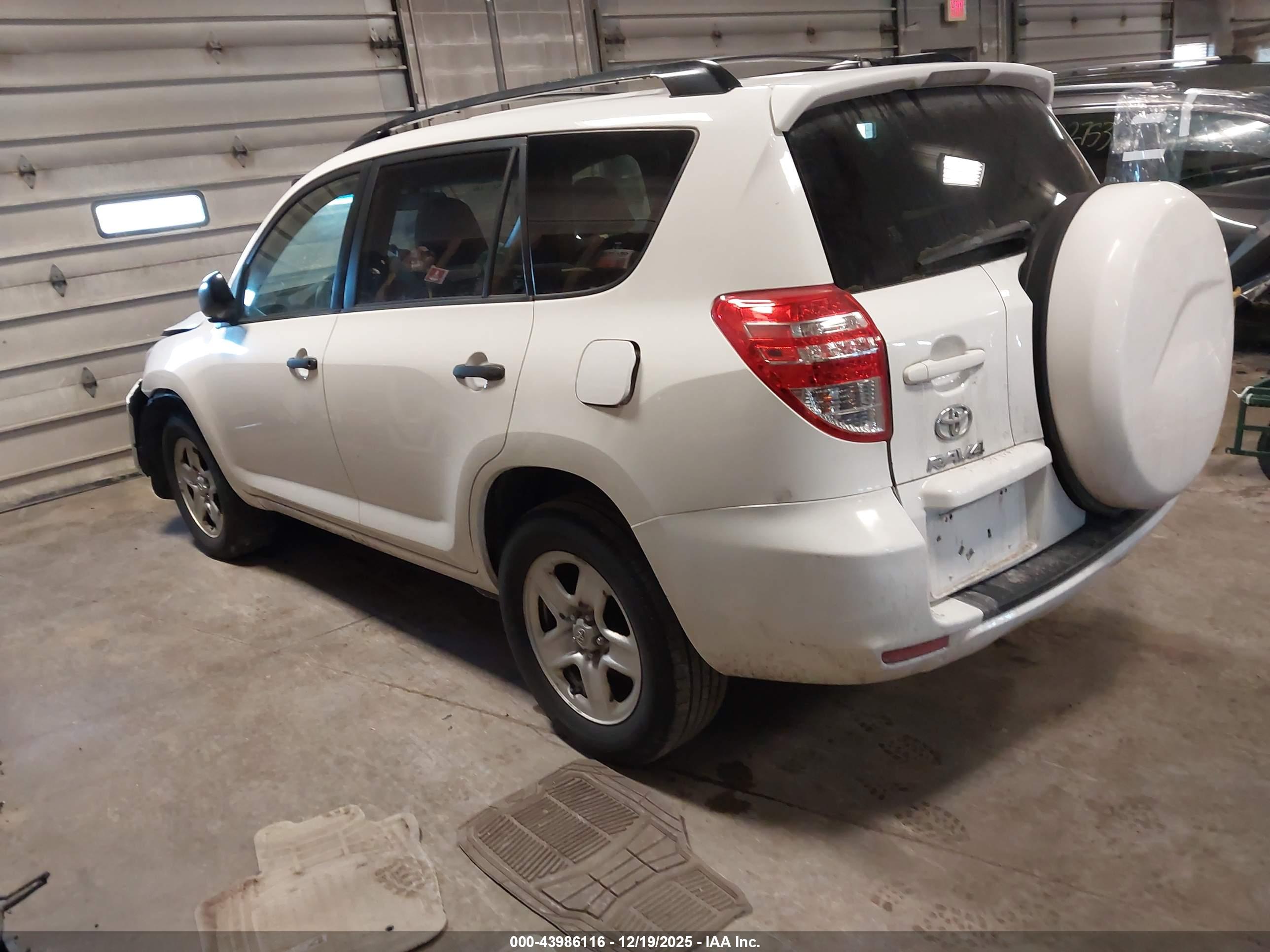 TOYOTA RAV4 image 3