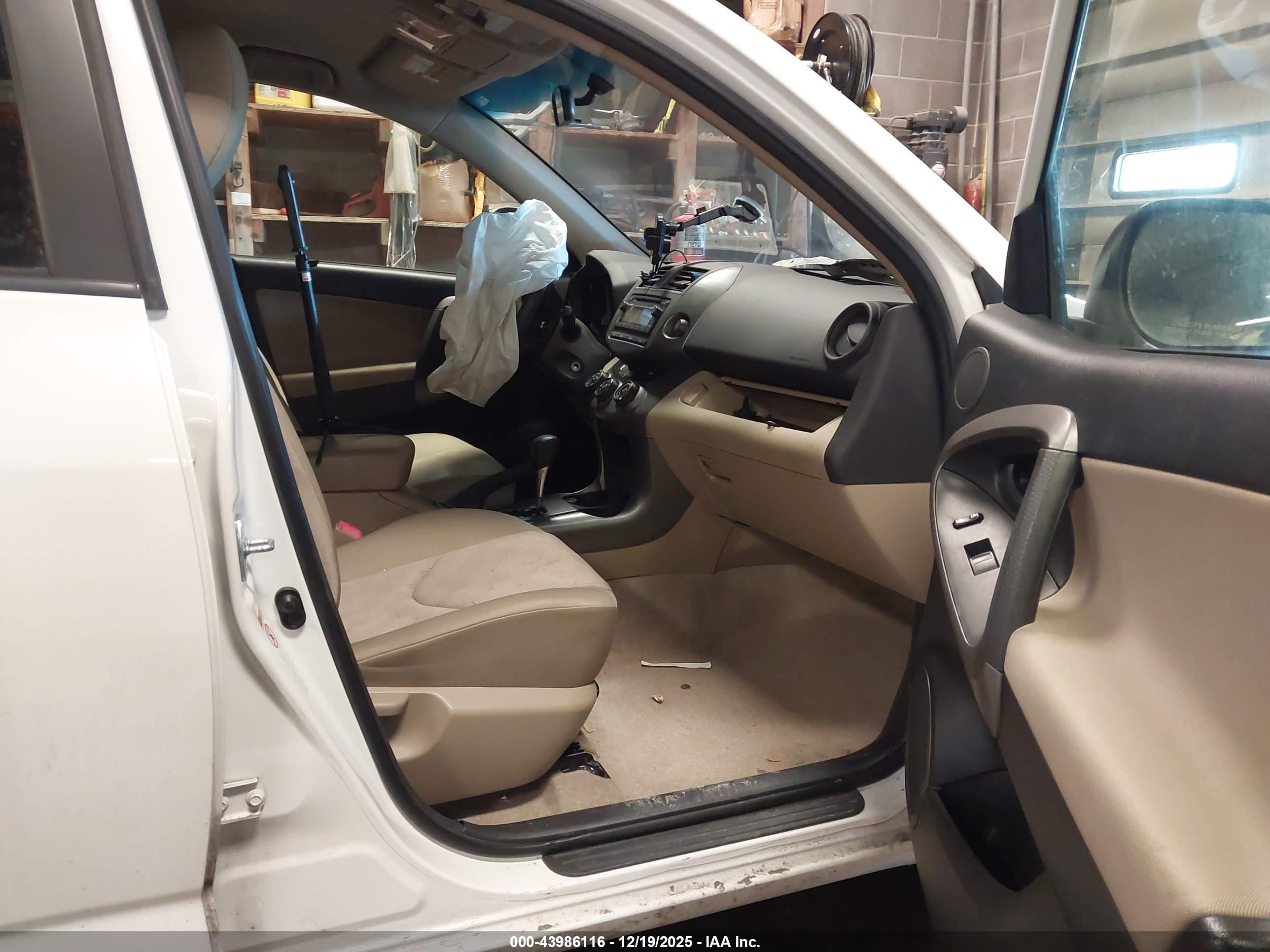 TOYOTA RAV4 image 5