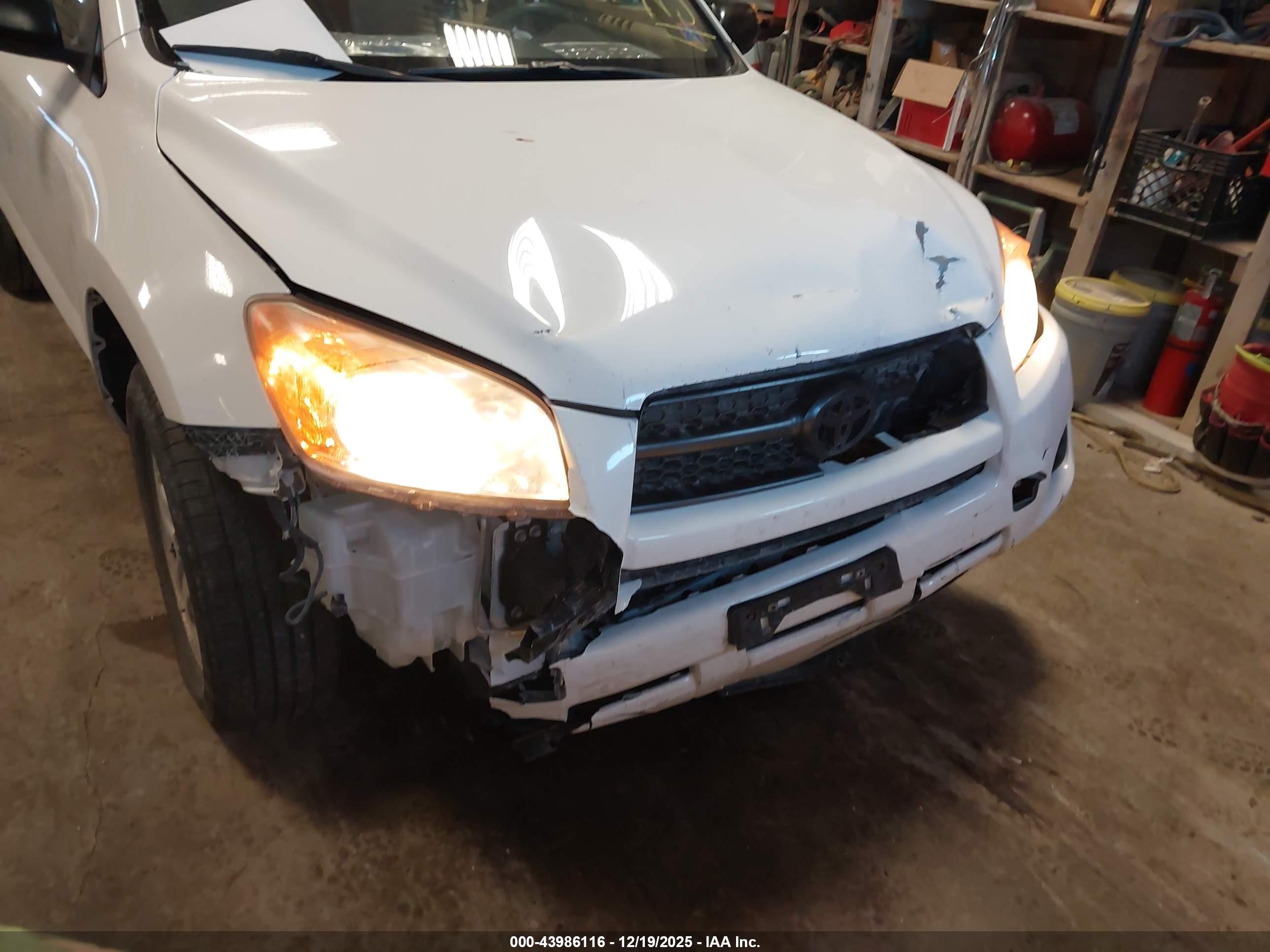 TOYOTA RAV4 image 6