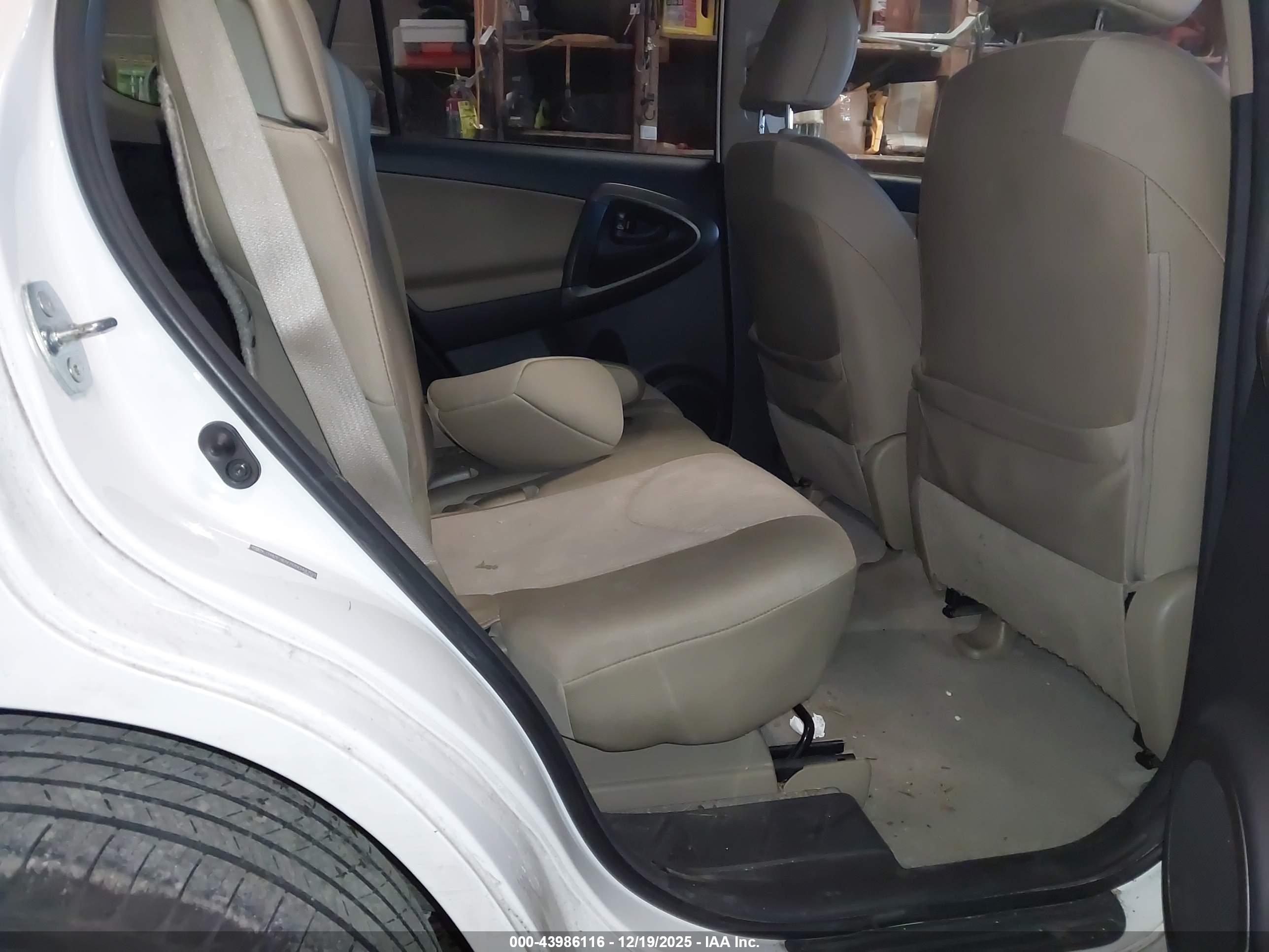 TOYOTA RAV4 image 8