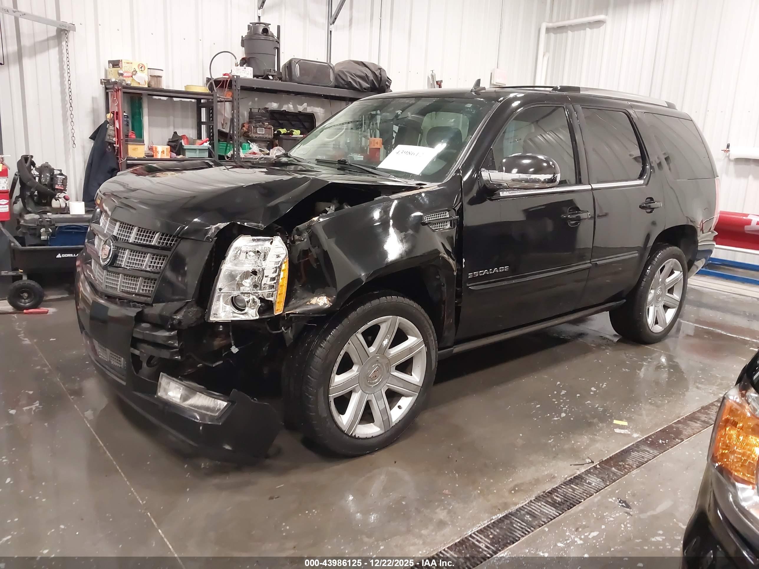 CADILLAC ESCALADE image 2