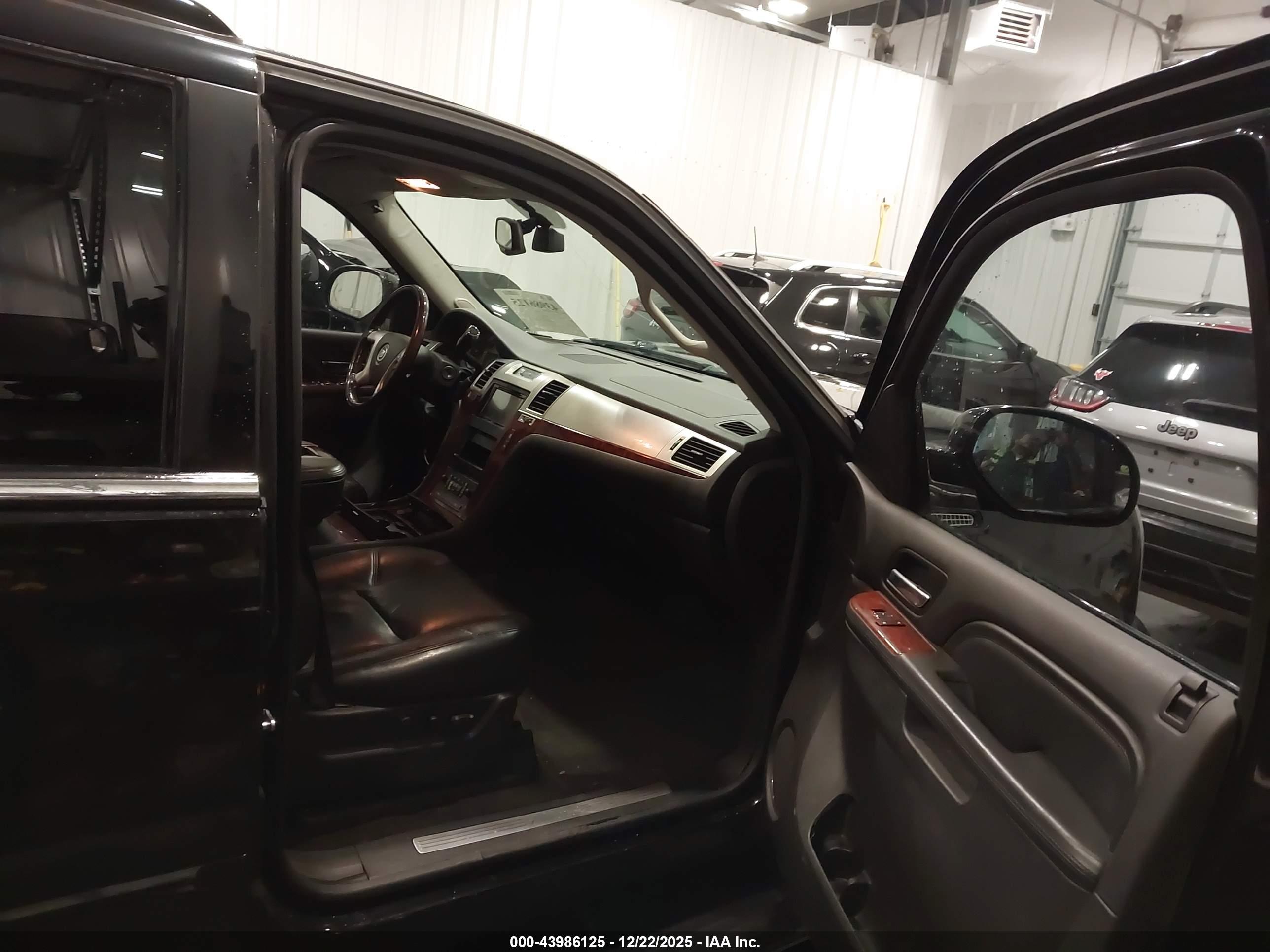 CADILLAC ESCALADE image 5