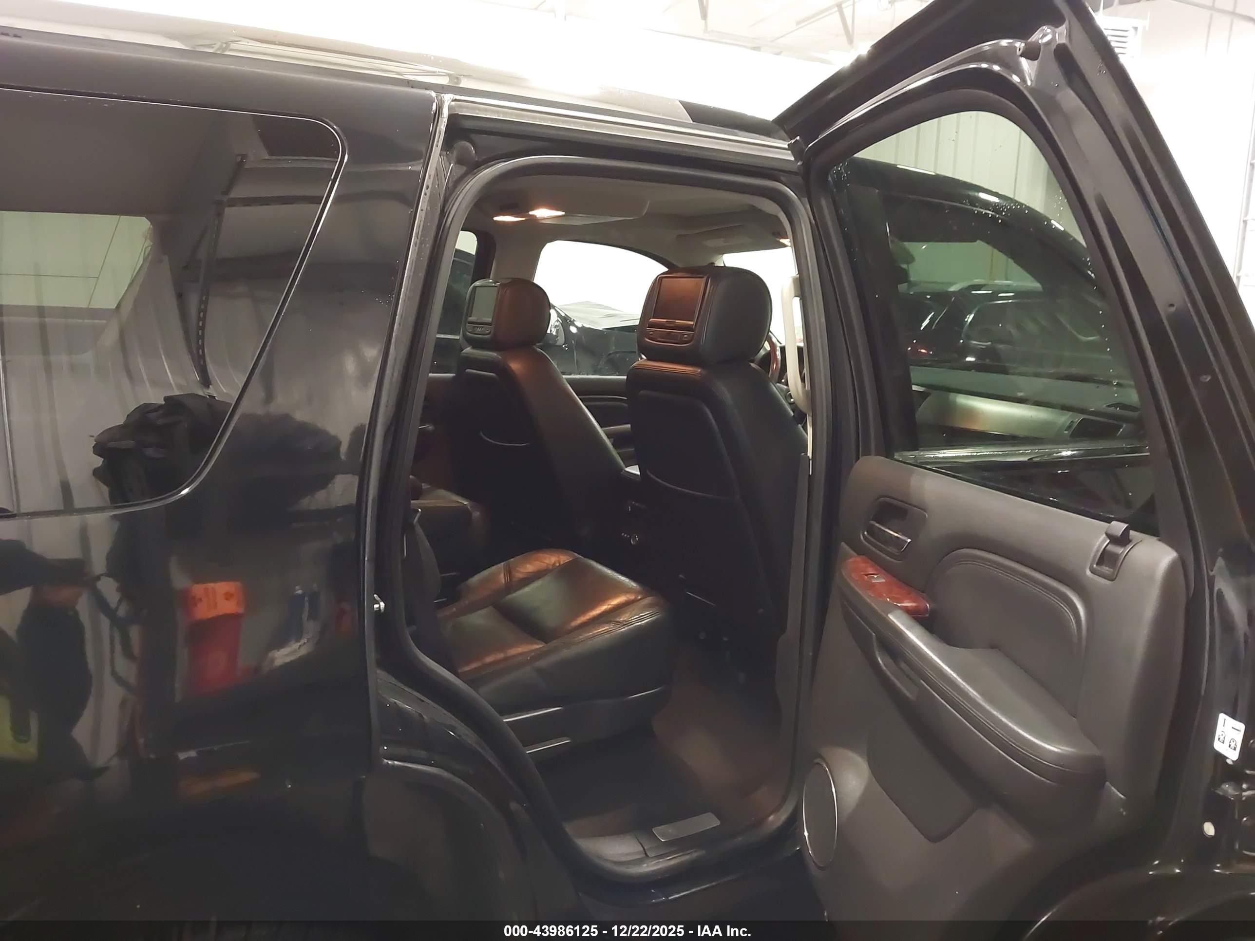 CADILLAC ESCALADE image 8