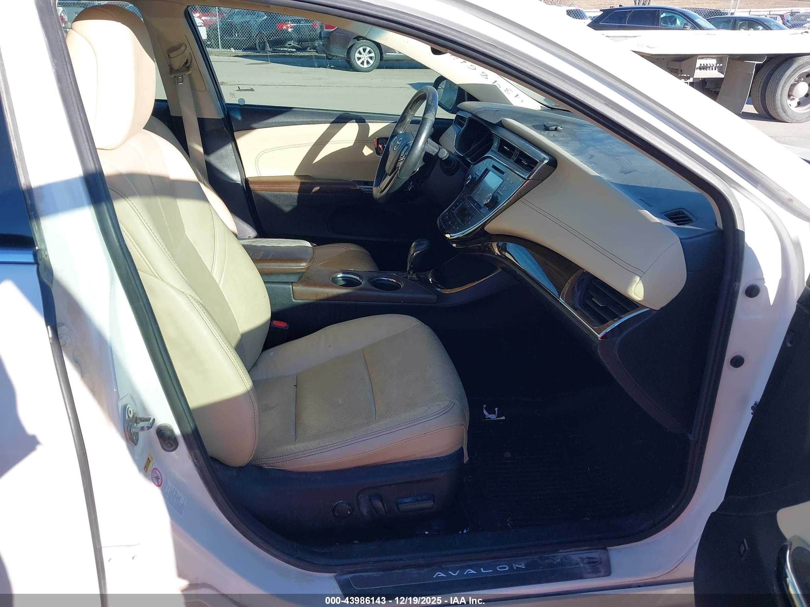 TOYOTA AVALON image 5