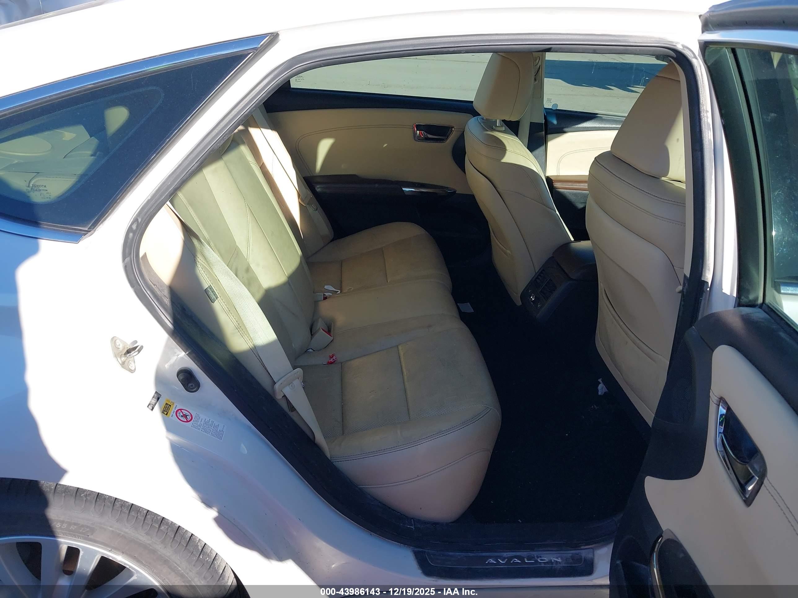 TOYOTA AVALON image 8