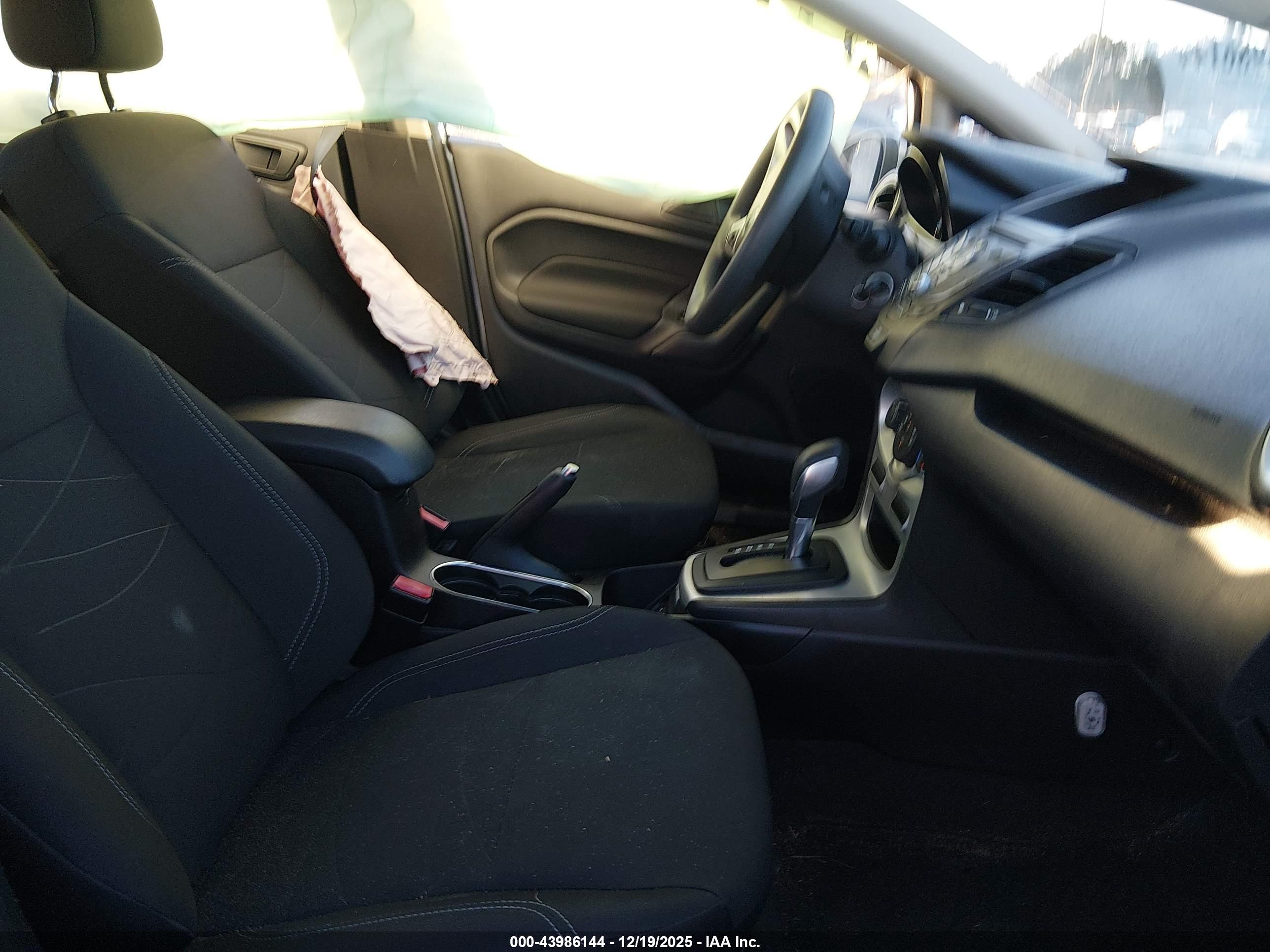 FORD FIESTA image 5