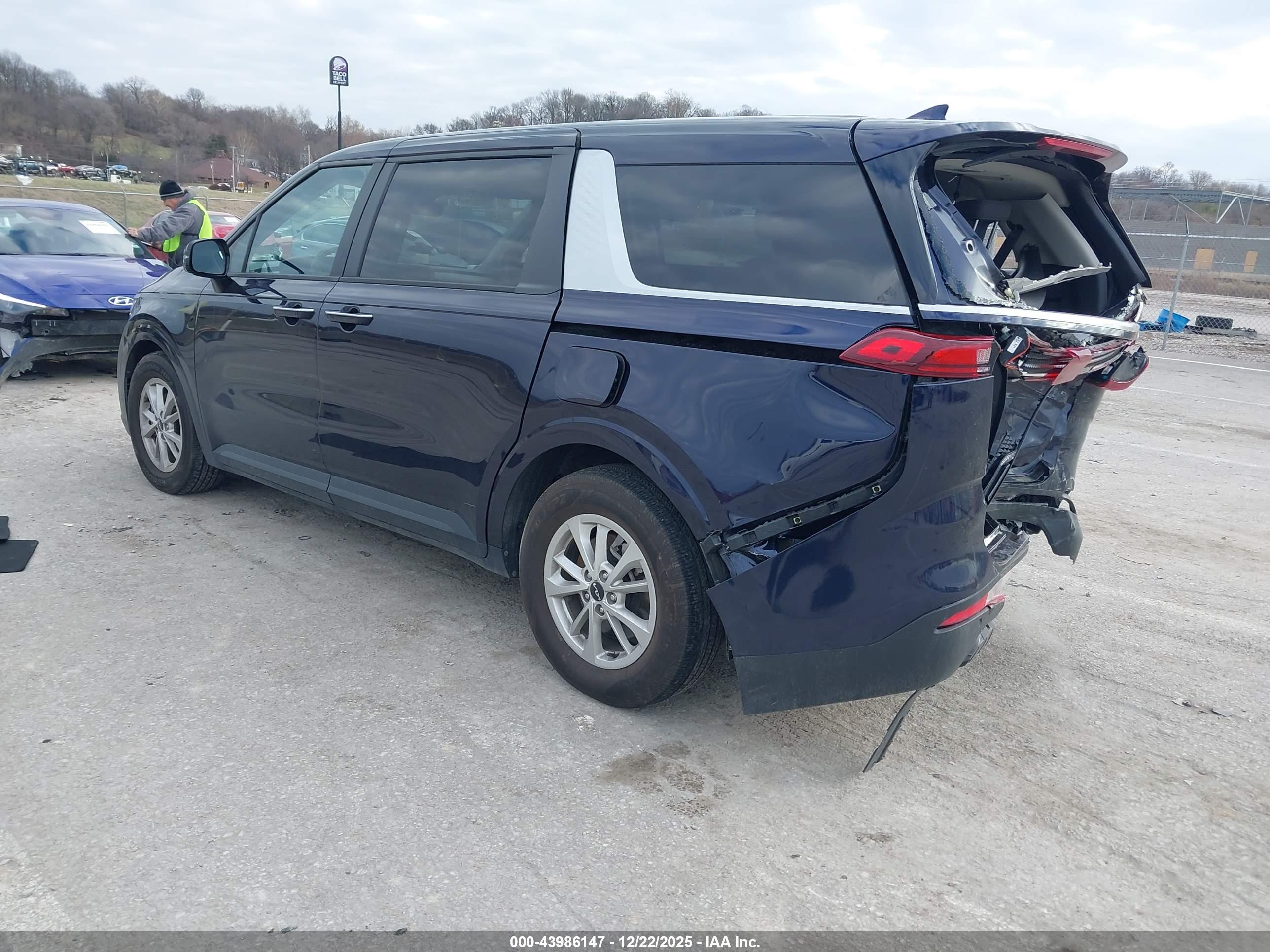 KIA CARNIVAL image 3