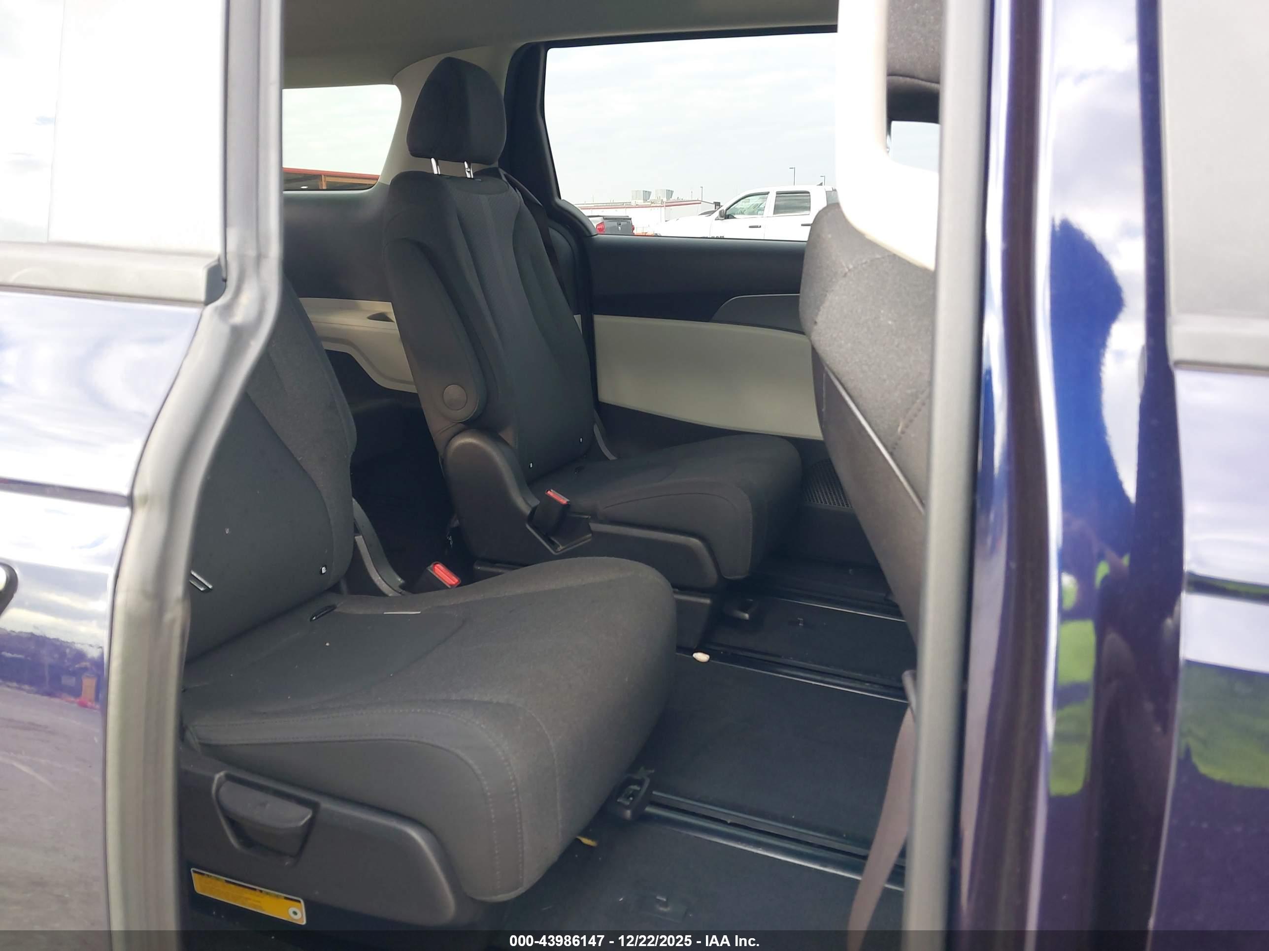 KIA CARNIVAL image 8