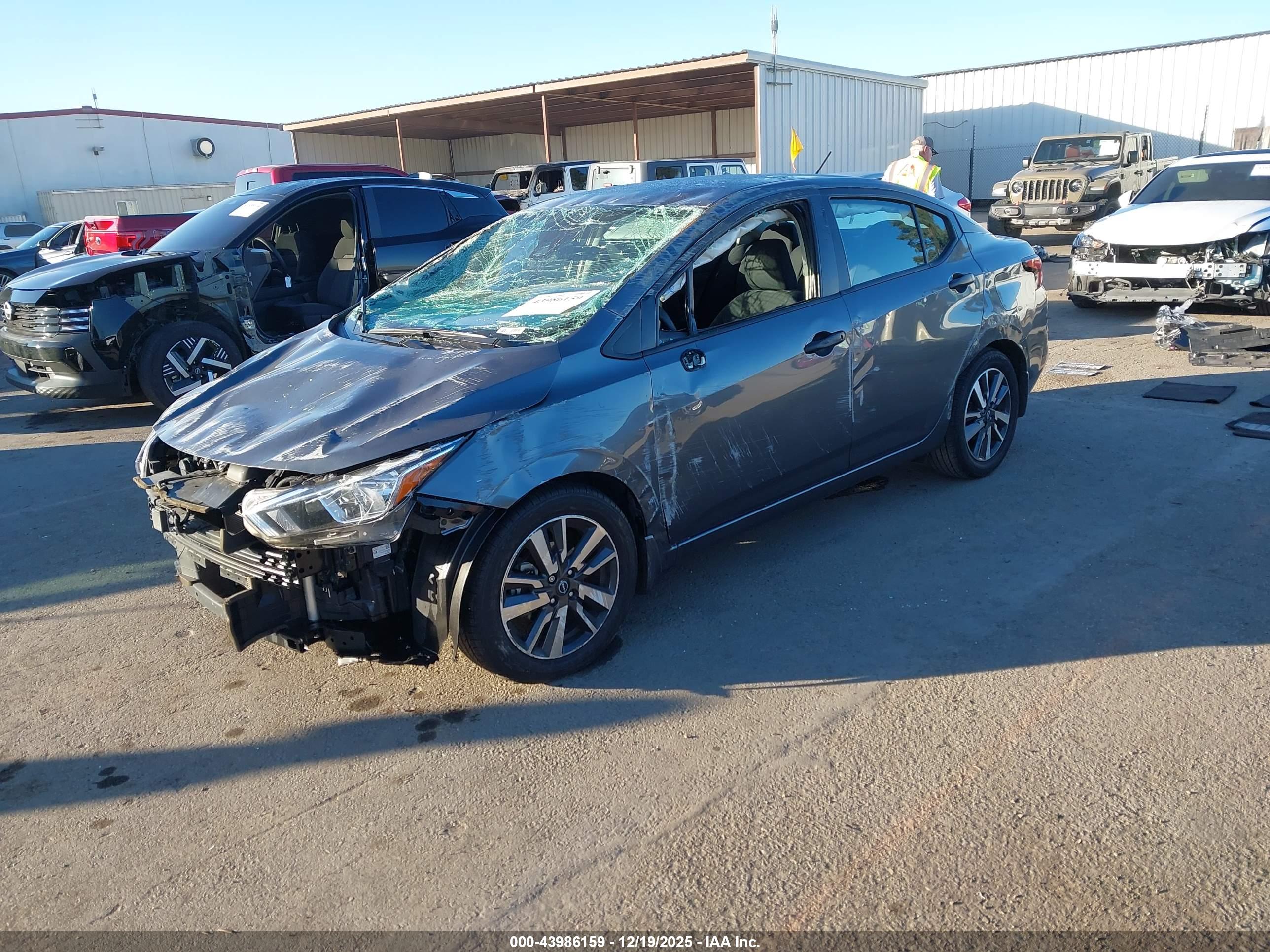 NISSAN VERSA image 2