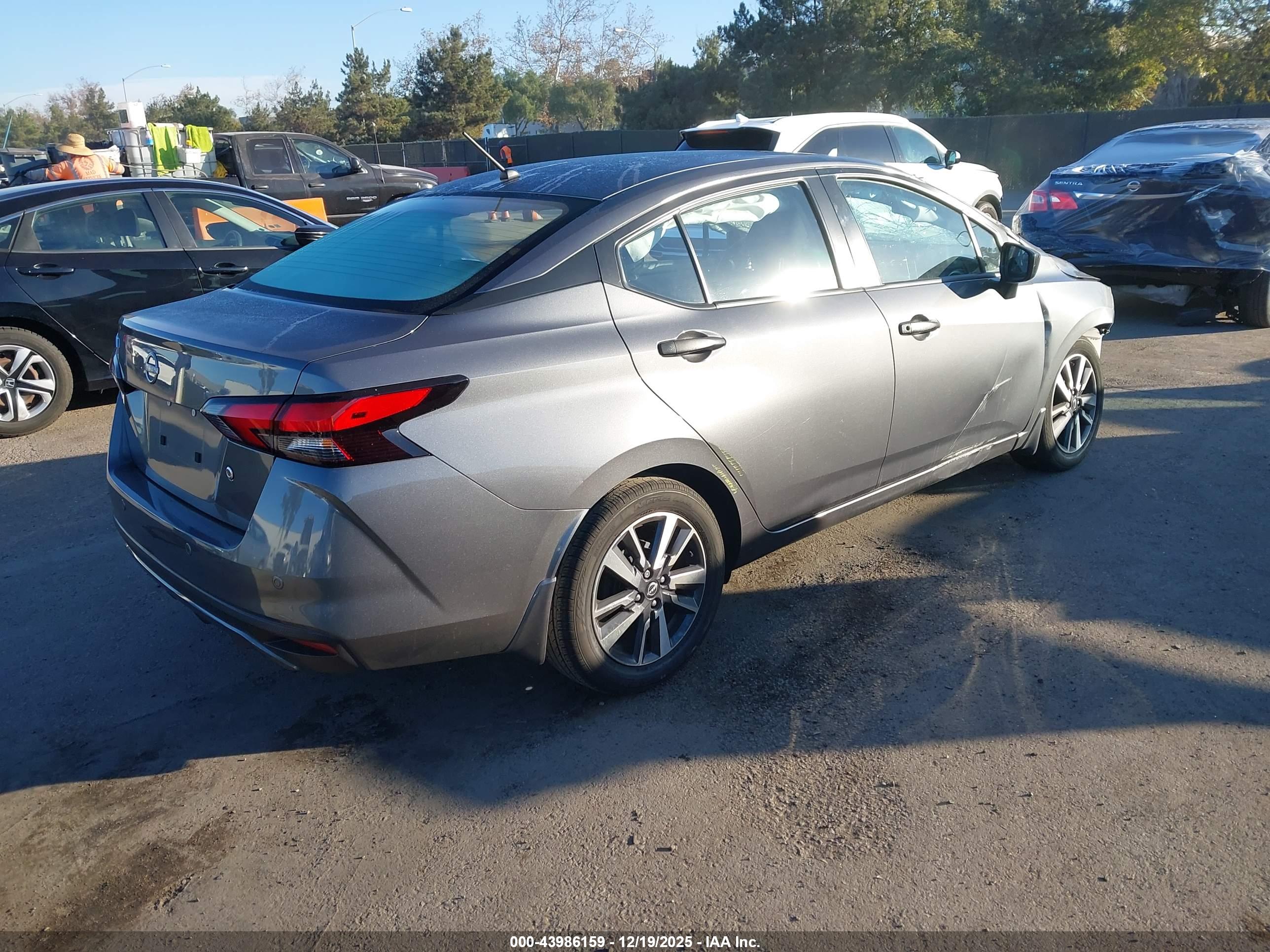 NISSAN VERSA image 4