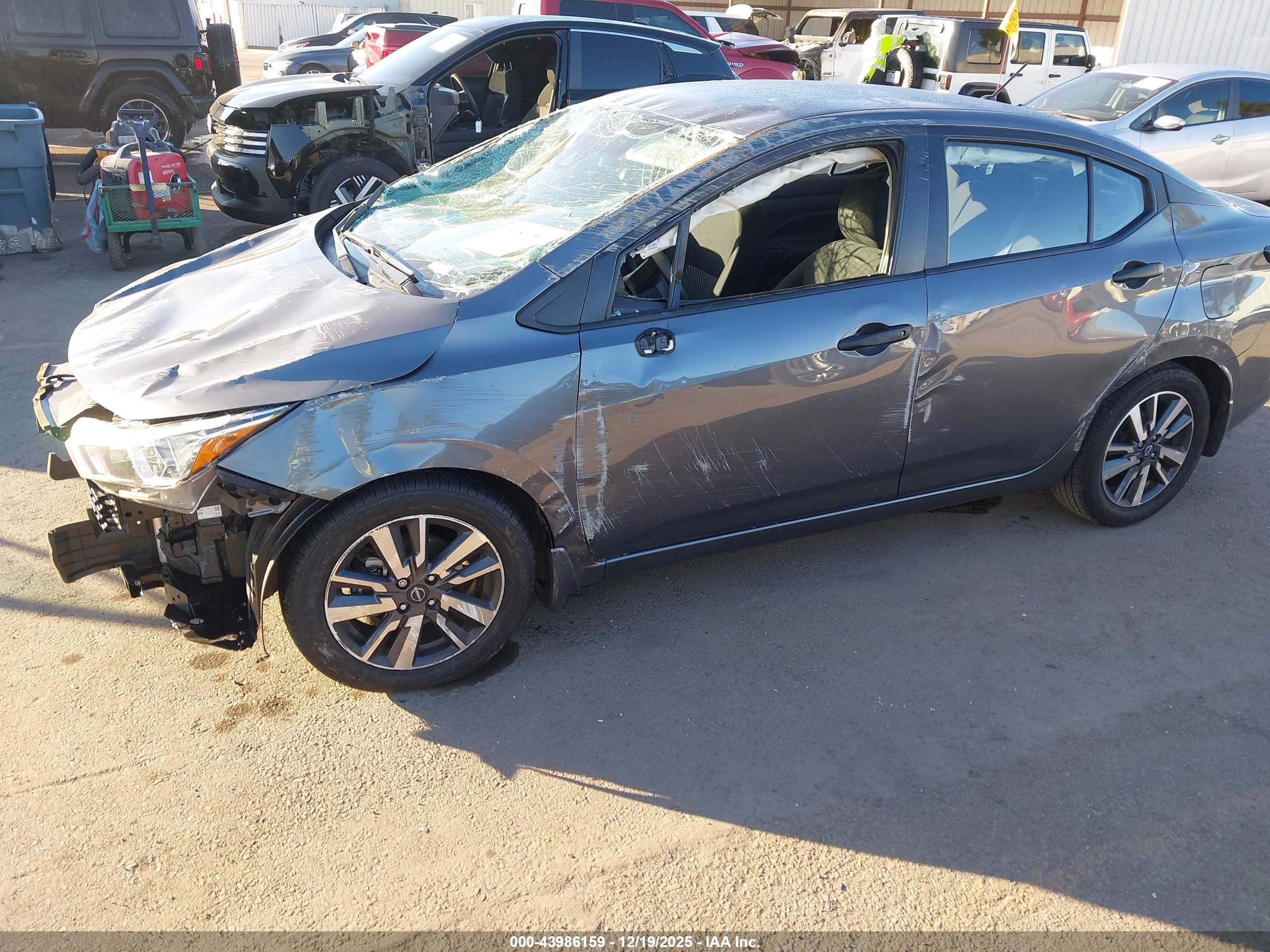 NISSAN VERSA image 6