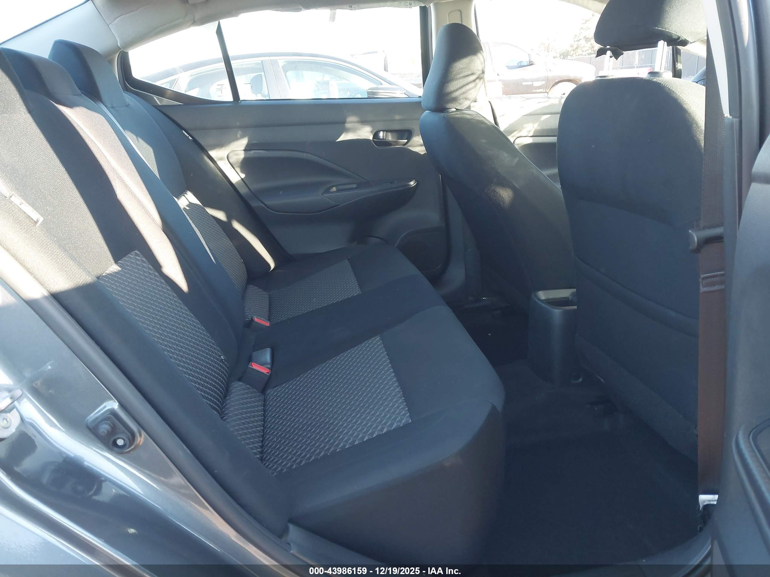 NISSAN VERSA image 8