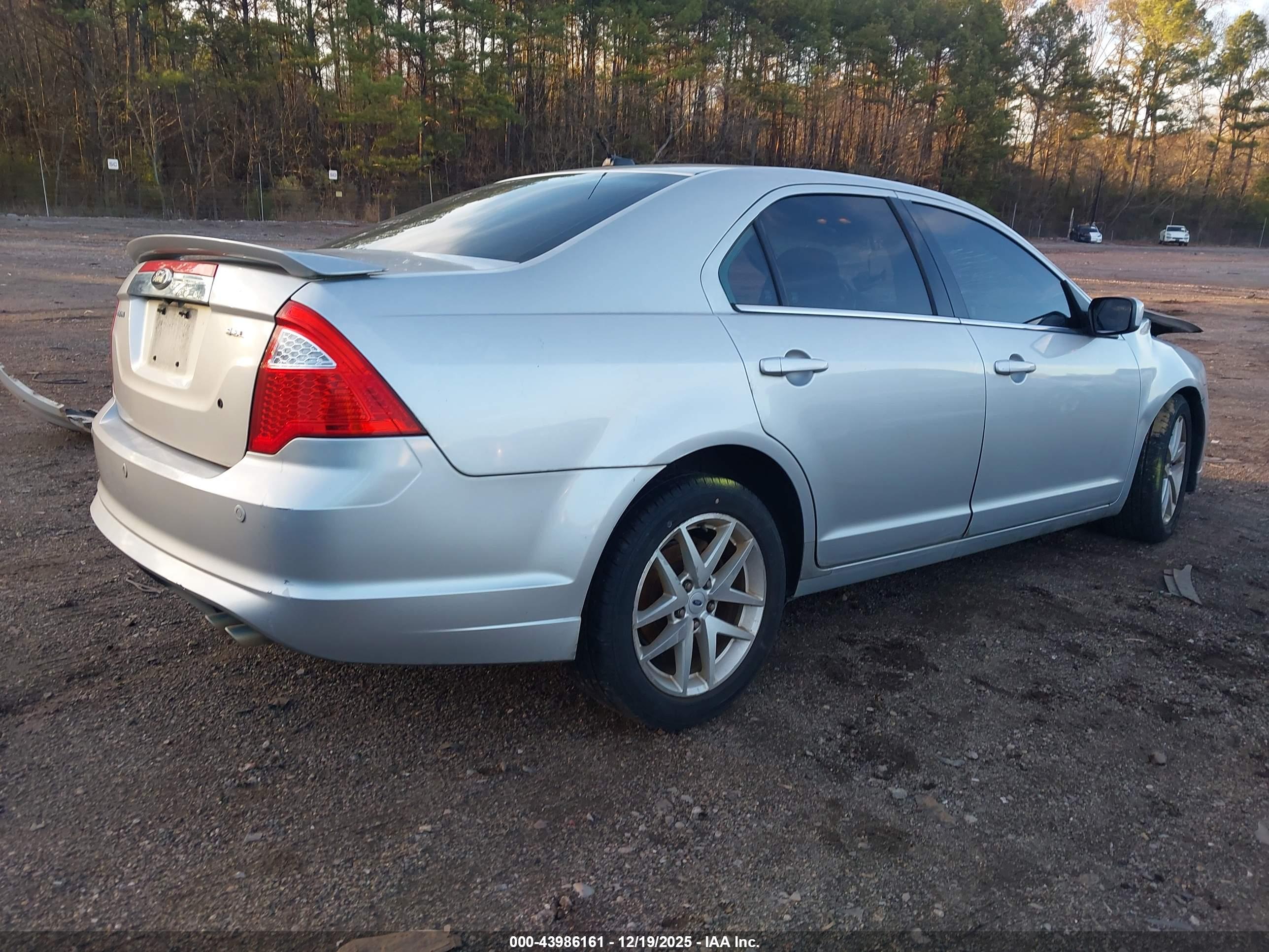 FORD FUSION image 4