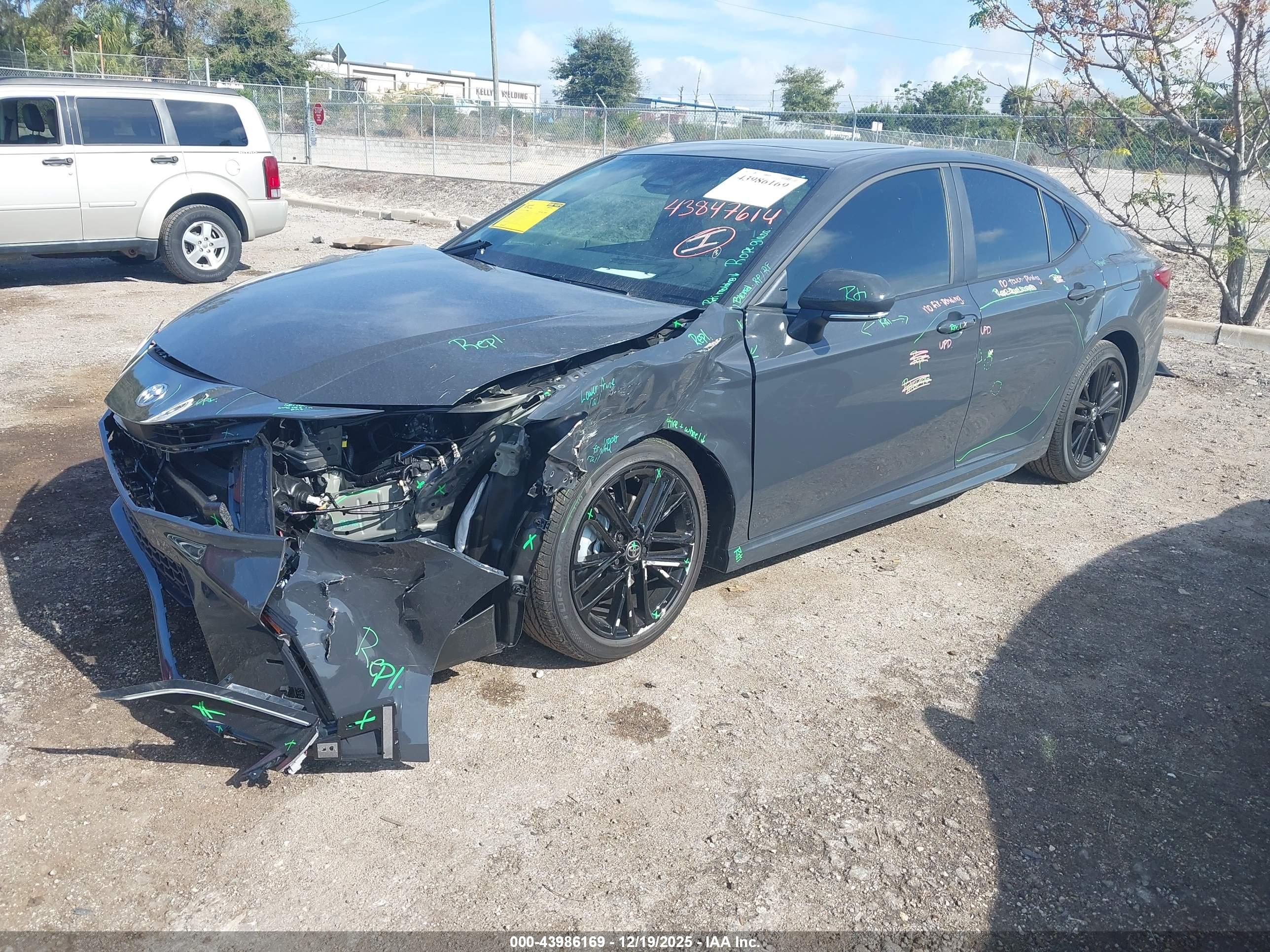 TOYOTA CAMRY image 2