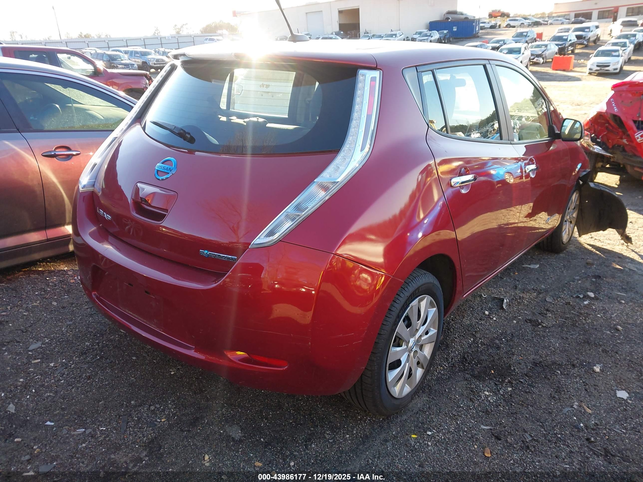 NISSAN LEAF image 4