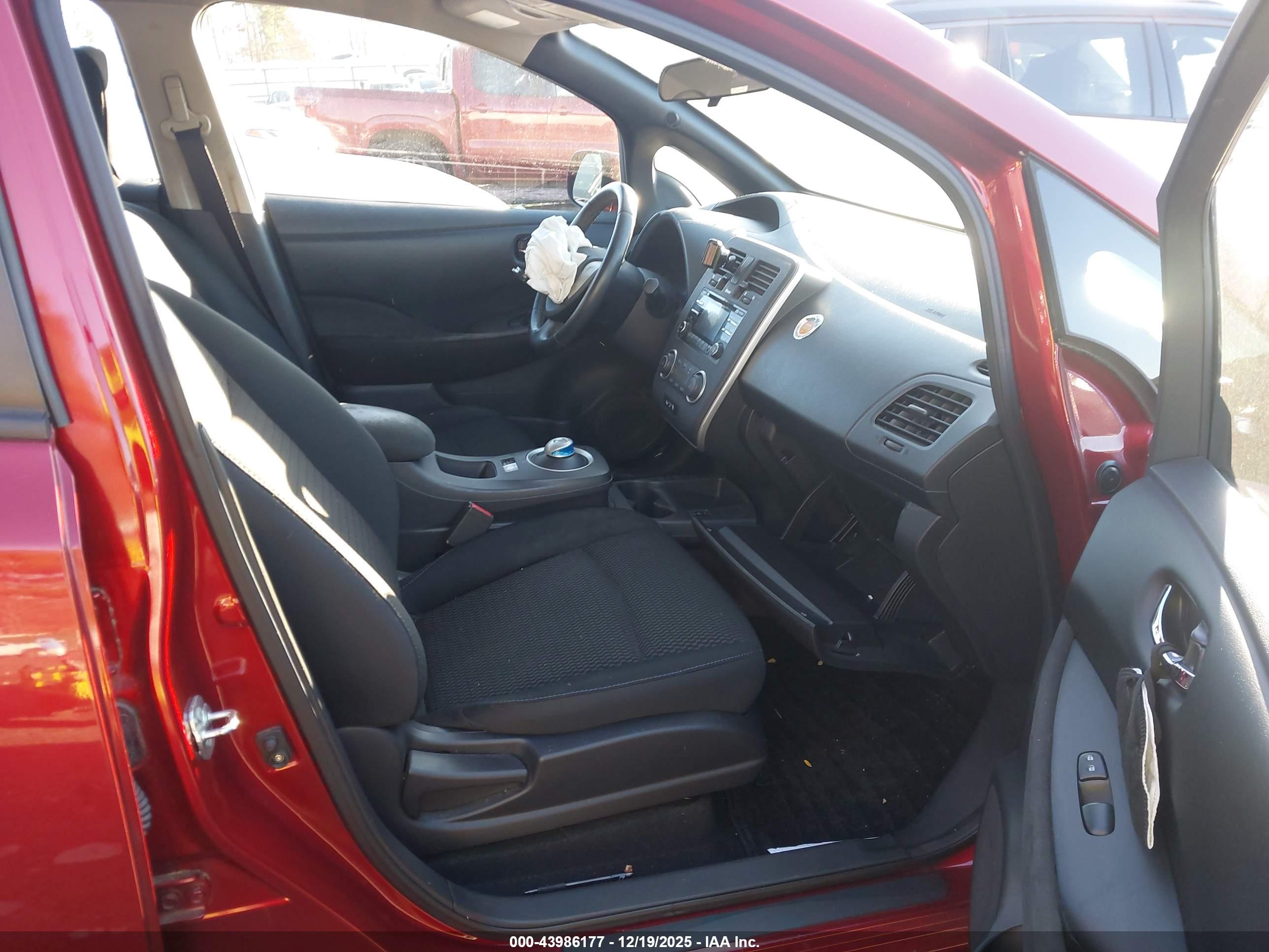 NISSAN LEAF image 5