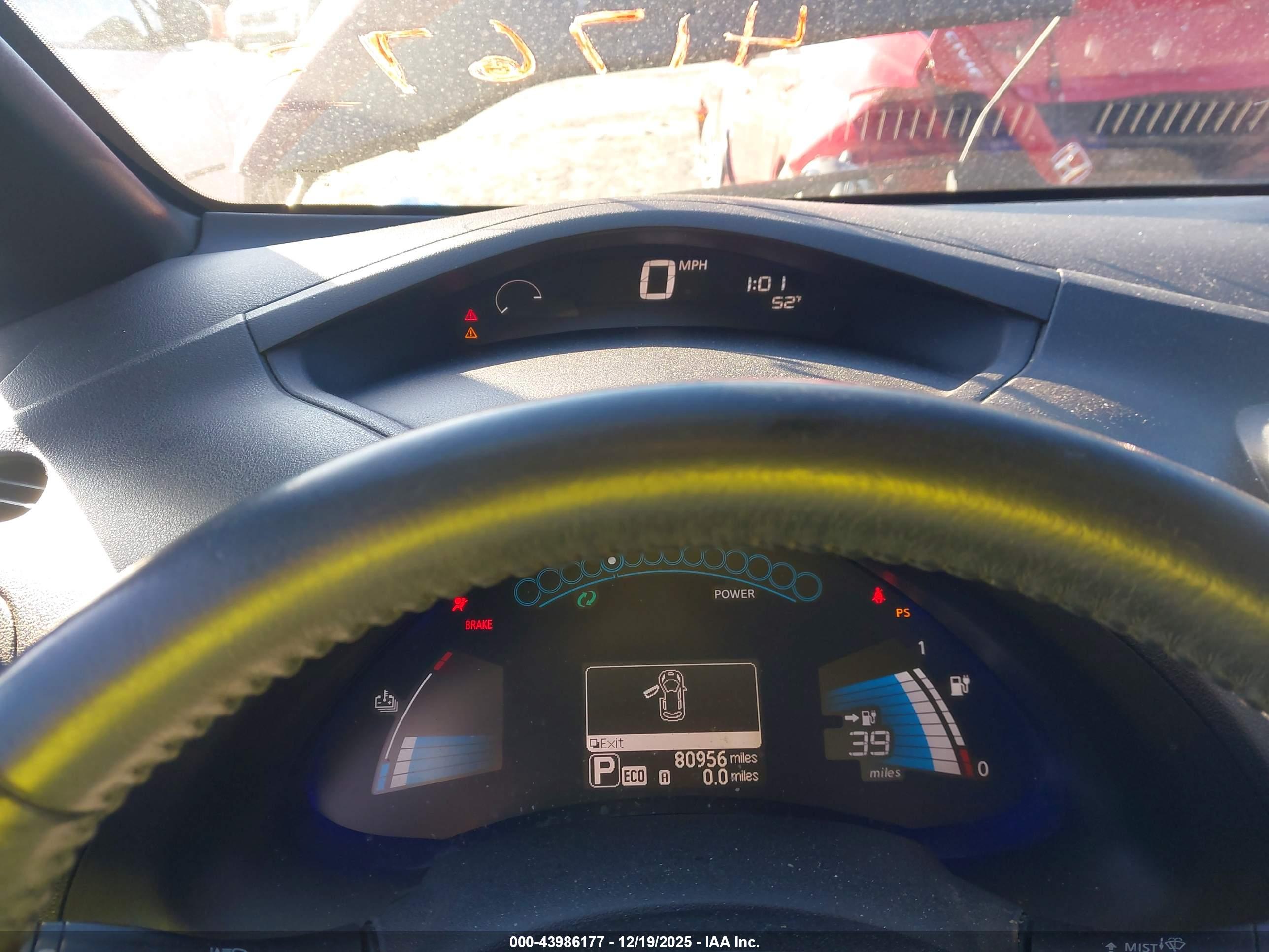 NISSAN LEAF image 7