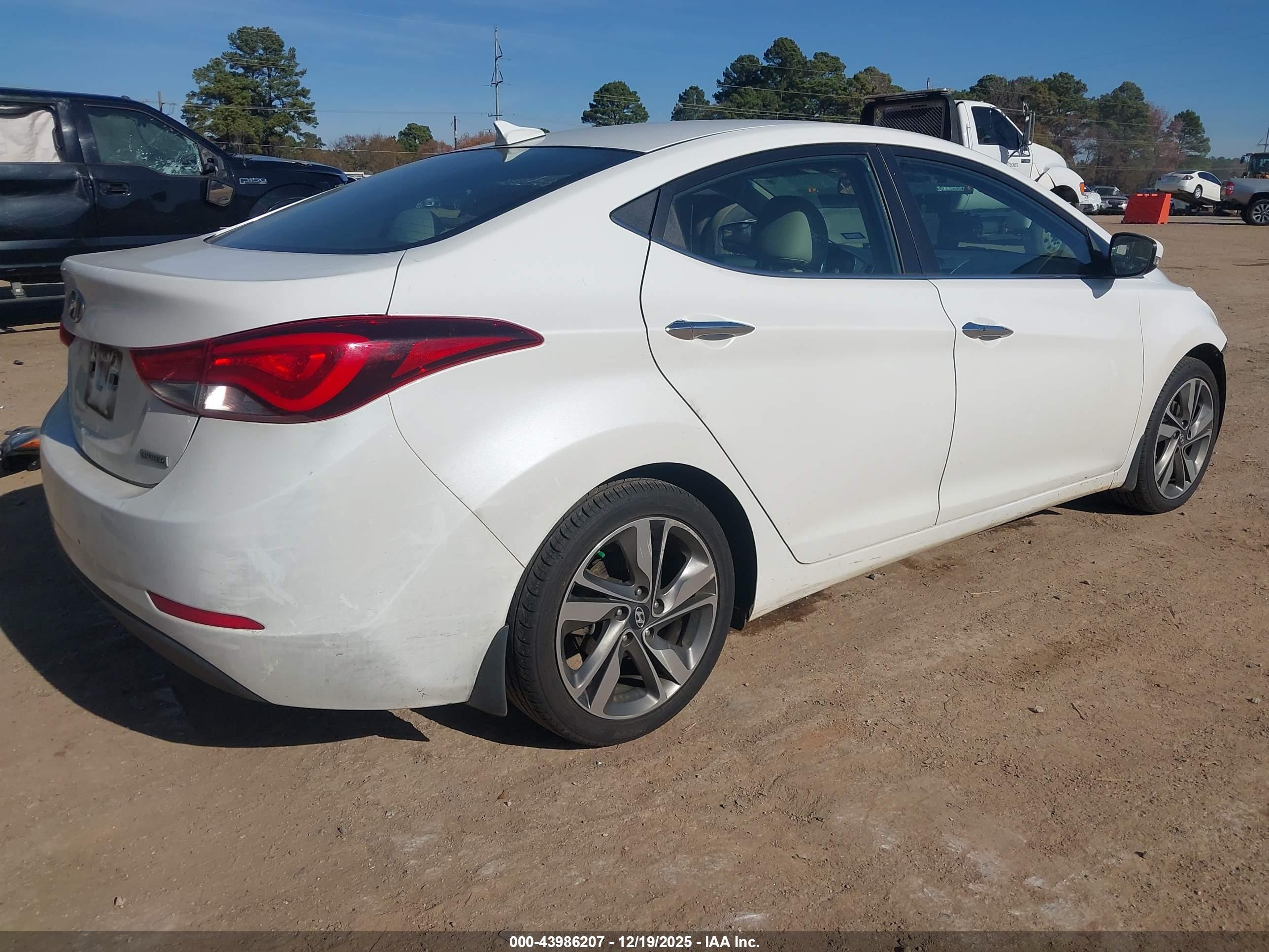 HYUNDAI ELANTRA image 4