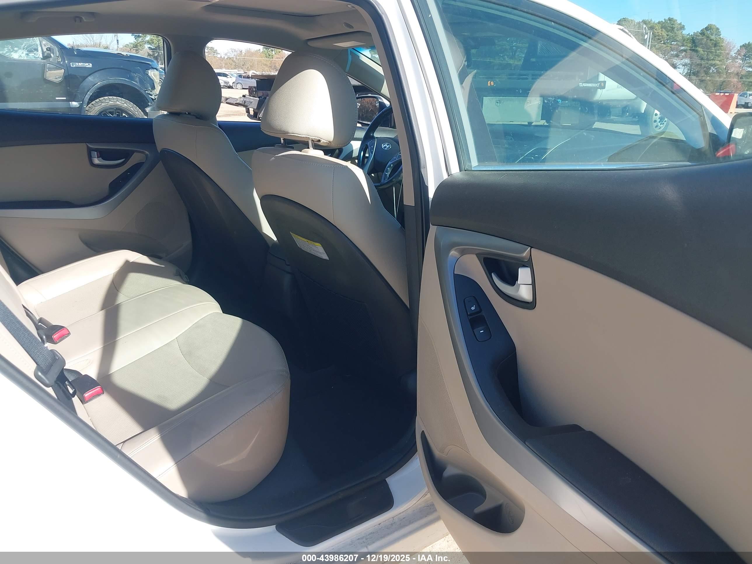 HYUNDAI ELANTRA image 8